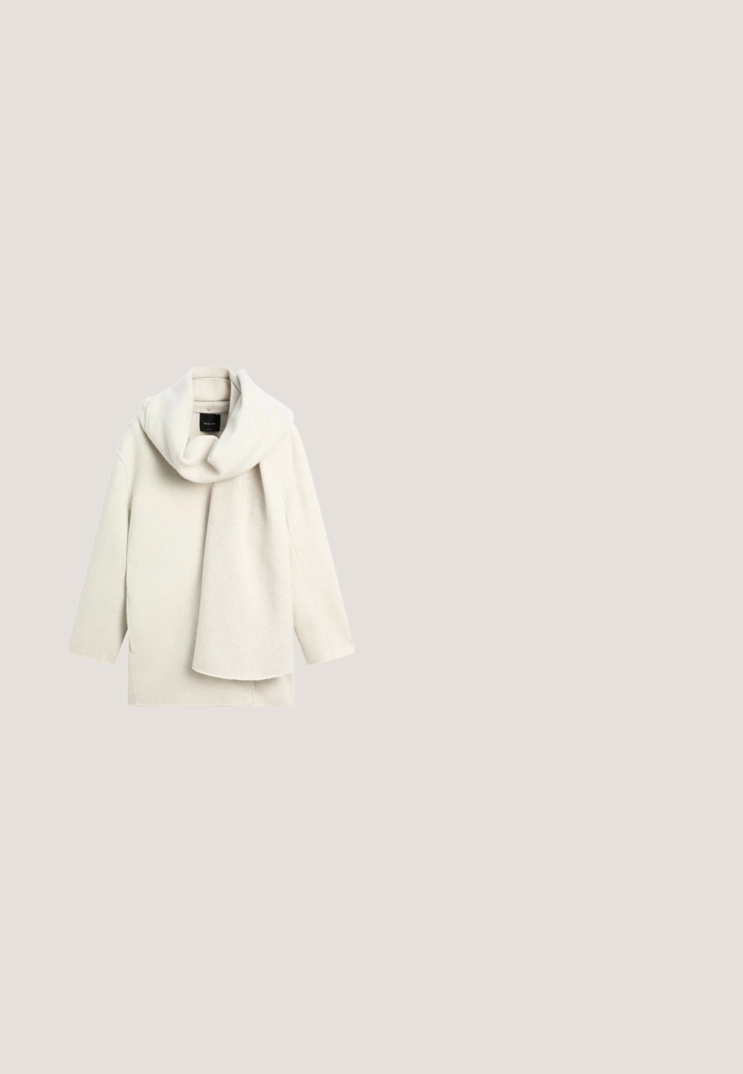 Manteau en laine de couleur crème avec une grande écharpe assortie drapée autour du cou, présenté sur un fond blanc.; Pull blanc texturé avec de longues manches raglan et un col rond. Présente une silhouette légèrement cropped et une finition douce et côtelée.; Jupe longue en ivoire en tissu texturé, présentant un design droit et une couture au dos centrée. Aucun matériel visible ni motifs.; Bottines en suede marron avec un bout arrondi et une semelle épaisse et texturée. Comprend une couture sur le côté et une languette au talon.; Sac à bandoulière en cuir marron avec rabat avant et boucle dorée, disposant d'une bandoulière réglable avec ferrures dorées sur fond blanc.; Collier en chaîne dorée avec un pendentif croix délicat. La chaîne présente un design à maillons fins et un fermoir mousqueton sécurisé.