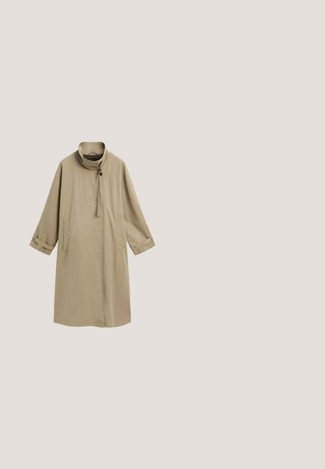 Lang beige trenchcoat med høj krave og spænde, sidelommer og opsmøgede ærmekanter, vist mod en lys baggrund.; Beige strikket V-hals sweater med lange ærmer og ribkanter ved ærmeafslutning og kant, lagt fladt på en hvid baggrund.; Beige langærmet skjorte lavet af letvægtsstof, med krave, knaplukning foran og afrundet kant. Glat tekstur, afslappet pasform.; Brune bukser med vide ben lavet af glat stof med en behagelig, elastisk talje og skræddersyede detaljer ved taljen og lommerne.; Mørkebrune læder flade loafers med en rundet tå og dekorativ sløjfe på overdelen, vist fra siden på hvid baggrund.; Mørkebrun ruskindstaske med to tynde skulderremme og en blød, ustruktureret rektangulær form.