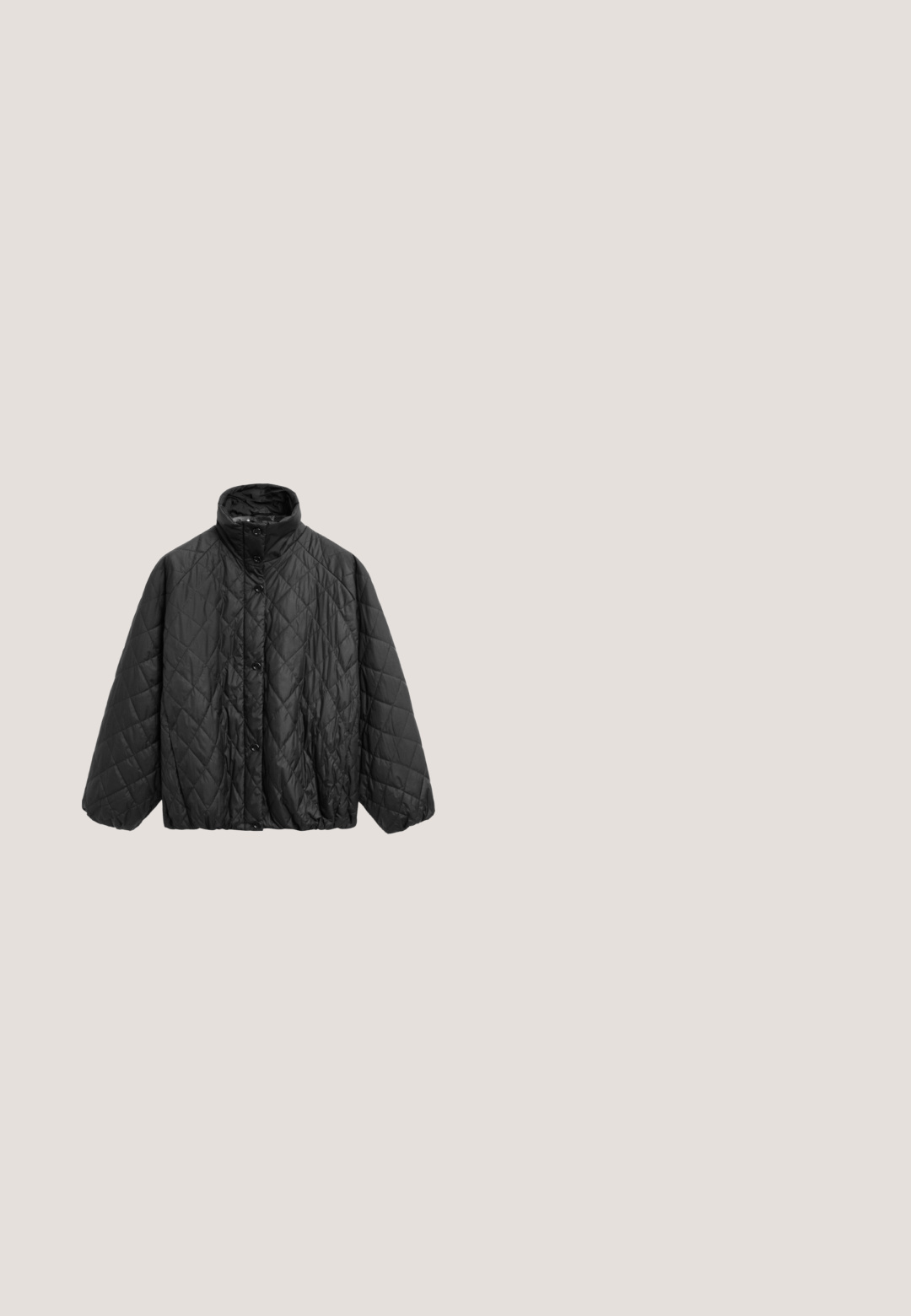 Schwarze gesteppte Jacke mit hohem Kragen und vorderlichem Knopfverschluss, mit langen Ärmeln und leicht lockerem Sitz.; Schwarz-weißer, horizontal gestreifter Langarmshirt mit schwarzem, geripptem Rundhalsausschnitt.; Schwarze Jeans mit weitem Bein aus Denim, mit hoher Taille, fünf Taschen und dezenten Verwaschungen an der Vorderseite.; Schwarzer knöchelhoher Winterstiefel mit flacher Sohle, seitlicher Naht und einer Lasche zum Hochziehen an der Rückseite.; Schwarze Sonnenbrille mit rechteckiger Form, dunklen Gläsern und glänzendem Finish. Akzentuiert durch dezentes Branding am Bügel.; Schwarze strukturierte Schultertasche mit einem einzelnen Riemen, begleitet von einem kleineren beigen und schwarzen Reißverschlusstäschchen vorne.