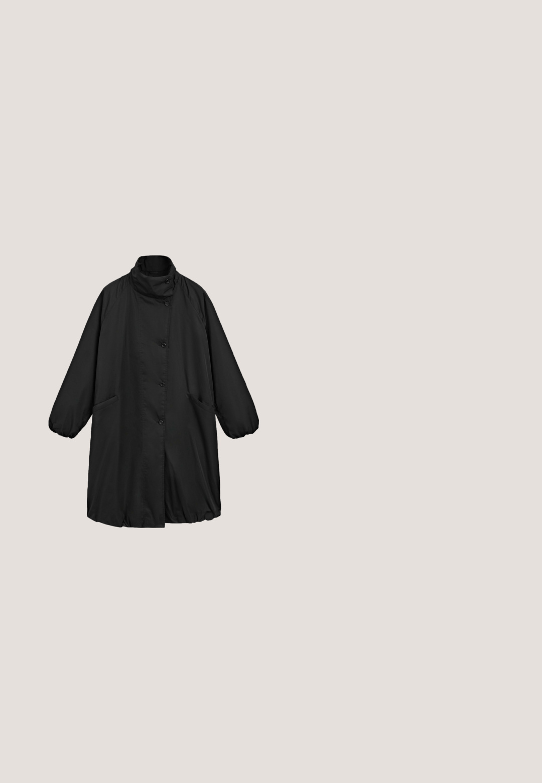 Zwarte lange jas met knopen, hoge kraag, lange mouwen met elastische manchetten en twee voorvakken, afgebeeld tegen een effen achtergrond.; Zwarte cropped sweatshirts met een brede ronde halslijn, korte mouwen, een gladde textuur en een minimalistisch design. Geen zichtbare patronen.; Zwarte, wijde broek gemaakt van een gladde stof. Voorzien van een elastische tailleband en twee zakken aan de zijkant, met zichtbare stikdetails.; Zwarte slip-on sneaker met ademend mesh bovenwerk, witte zool, elastische zijpanelen en merklabel op de hieltab.; Zwarte totebag van nylon met leren accenten, voorzien van twee handvatten, een platte vorm en een ritsluiting. Minimalistisch design zonder patronen.; Flexibele zilverkleurige opgerolde armband met een kleine ronde sluiting met een bladembleem op een witte achtergrond.