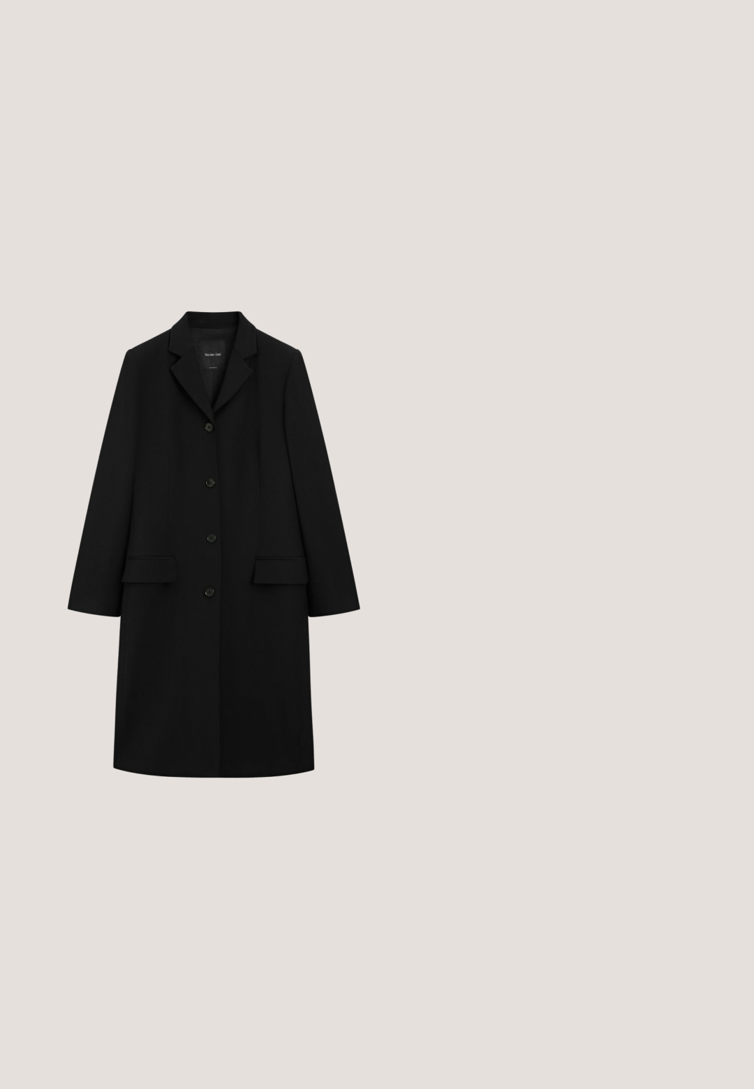 Long manteau noir à simple boutonnage avec col à revers, quatre boutons et deux poches avant à rabat, présenté sur fond blanc.; Combinaison noire sans manches avec col plat, taille ceinturée et coupe à jambes larges. Fabriquée en tissu lisse, dotée d'une fermeture éclair dissimulée dans le dos.; Escarpin slingback noir à bout pointu avec un talon stiletto de hauteur moyenne et une finition mate et lisse.; Lunettes de soleil rectangulaires noires avec des verres sombres, ornées d'un logo GG doré sur le côté. Fabriquées en plastique brillant avec des branches droites.; Sac à main en cuir noir à la texture lisse, fermeture à rabat incurvée, ferrures dorées, bandoulière ajustable et détail subtil de logo embossé.; Boucles d'oreilles en or en forme de fleur avec un centre noir ; présentent une inscription gravée autour du bord ; texture métallique lisse.