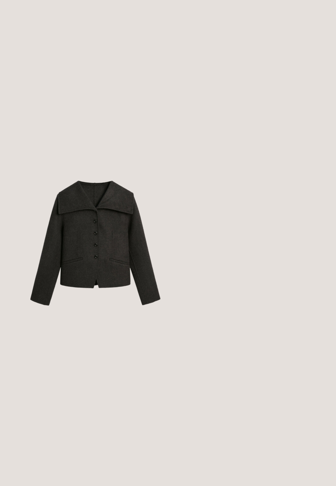 Mørkegrå uld kort jakke vist bagfra med lange ærmer og tre knapper på hvert manchet.; Langærmet mørkeolivgrøn Henley-shirt med rund halsudskæring og fem-knaps åbning, lagt fladt på en hvid baggrund.; Vidbenede mørkebrune bukser med elastisk linning og sidelommer på hvid baggrund.; Skinnende sorte knæhøje støvler med kraftige såler og lynlås i siden på en plain hvid baggrund.; Ovalformede solbriller med skildpaddemønster, mørke tonede linser og en tynd stel, vist forfra på en hvid baggrund.; Brun, sprækket læderhåndtaske med oval form, to runde håndtag og små metal fødder. Har en lynlås lukning langs toppen.