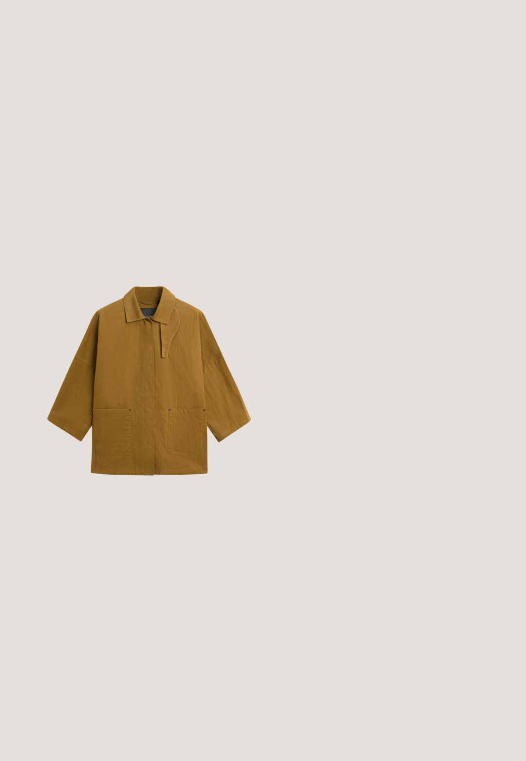 Brun oversized jakke med vide ærmer, to forlommer og en unik asymmetrisk krave-detalje.; Sort jumpsuit med korte, brede ærmer og en firkantet halsudskæring. Har en figursyet overdel, bindedetalje foran og bukser med vide ben.; Sandale i leopardprint med krydsremdesign, sort sål, glat tekstur og blødt materiale, ideel til afslappet brug.; Brune skildpadde solbriller med firkantede rammer, brune linser og guldaccent på stangene. Overdimensioneret design med tykke stænger.; Lille tan vævet håndtaske med buet form, sort justerbar læderstrop og sølv lynlåslukning.; Justerbart brunt snorearmbånd med skiftevis små mørkebrune og guldperler og en lille guldfugl charm i enden af én snor.
