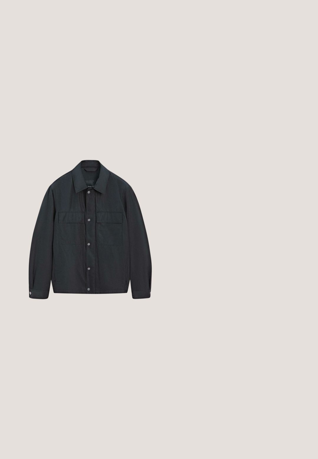 Sort, let jakke med krave, trykknapper og to brystlommer. Fremstillet af en glat, slidstærk stof med lange ærmer.; Sort crew-neck sweater lavet af et glat strikket stof. Har lange ærmer samt ribbede manchetter og kant. Simpelt, ensfarvet design uden mønstre.; Hvid langærmet skjorte med knaplukning og diskrete lodrette striber, enkelt frontlomme og afrundet kant. Fremstillet af let, glat stof.;  Sorte viddebukser lavet af glat stof med lynlås og knaplukning samt forlommer. Bemærkelsesværdige folder ned ad hvert ben.; Par sorte læder herresko med lave hæle og penny-remdetalje på en ensartet lys baggrund.; Sorte rektangulære solbriller med mørke linser og tynde brillestænger, hvilende på en hvid overflade, Giorgio Armani mærkning på brillestangen.