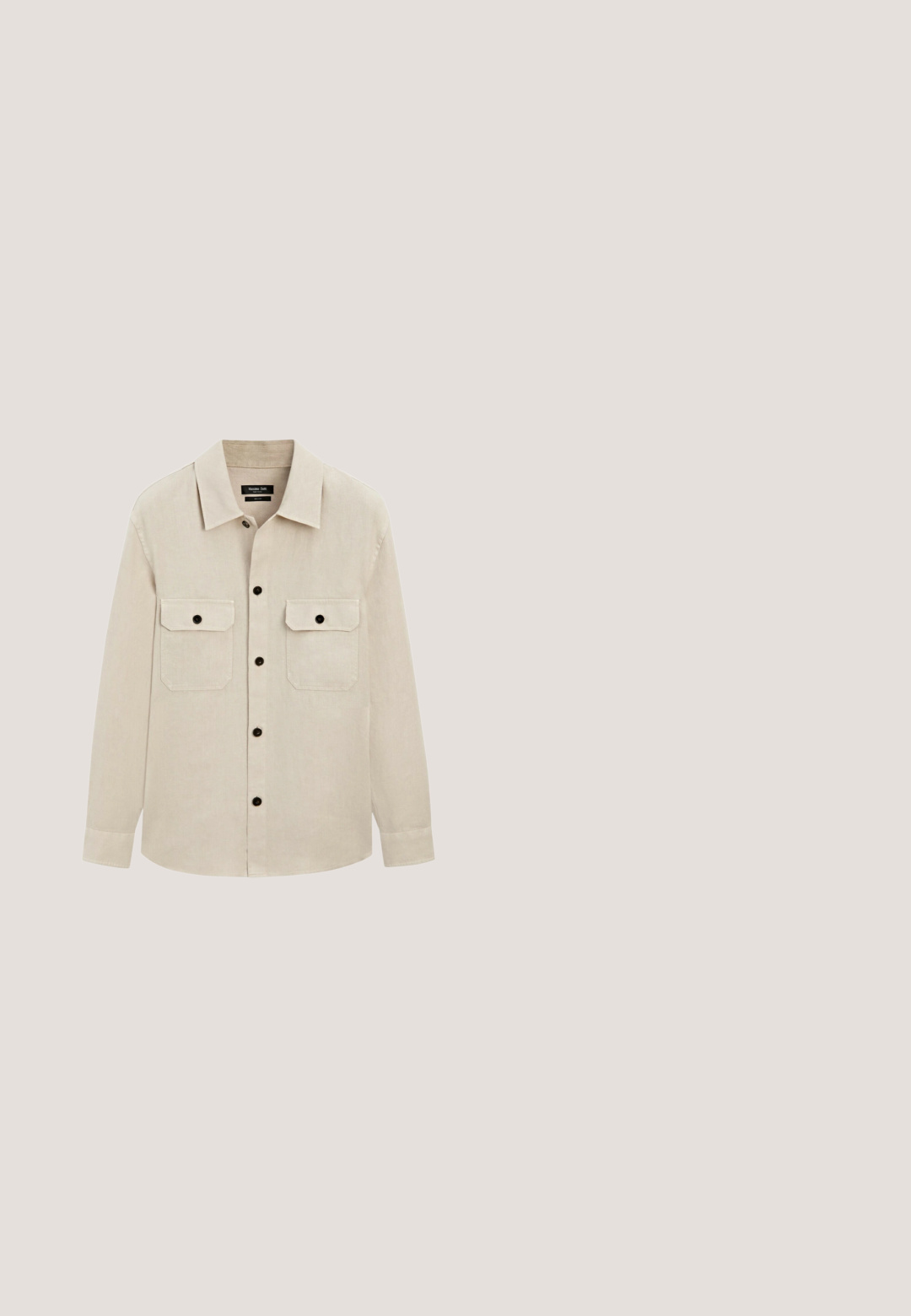 Chemise beige à manches longues avec un col classique, deux poches poitrine boutonnées et une fermeture boutonnée sur le devant.; Veste boutonnée vert olive avec col, manches longues, une poche poitrine et deux poches plaquées à l'avant en bas.; Pantalons cargo beiges en coton, avec une coupe droite, deux poches latérales et une fermeture à bouton à la taille. Texture lisse.; Botte cheville en daim marron avec deux œillets, talon bas et semelle cousue sur un fond gris clair uni.; Sac messager tan en nylon, avec une poche zippée à l'avant, une sangle noire réglable et un logo discret en bas.; Ceinture en cuir marron avec boucle en métal foncé et deux passants, un passant gravé de « R.M. Williams » et un logo longhorn.