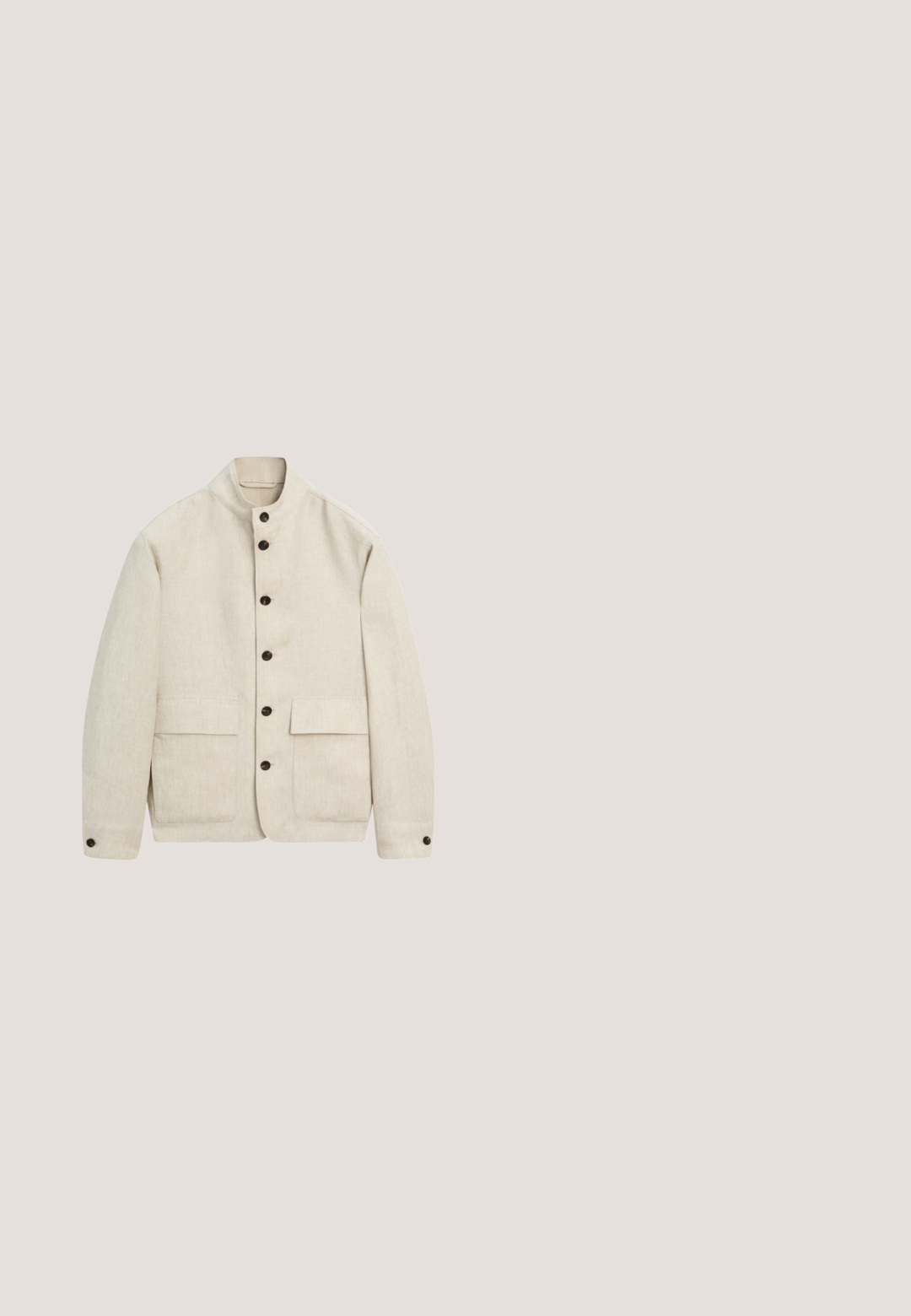 Hellbeige Leinenjacke mit Stehkragen, sechs schwarzen Knöpfen vorne und zwei großen vorderen Klappentaschen.; Weiße Kurzarmbluse aus Leinen mit durchgehender Knopfleiste, weicher Textur und subtilen Glanz. Die Knöpfe sind blassgelb.; Beige knielange Shorts mit Knopfverschluss, Gürtelschlaufen und schrägen Taschen auf beiden Seiten.; Herren-Slipper-Sandale mit schwarzer Sohle und braunen, geflochtenen Lederriemen in Kreuzform.; Runde Sonnenbrillen mit einem Schildpattmuster-Rahmen, schwarzen Gläsern und einer matten Oberfläche. Verfügt über ein Markenlogo an den Bügeln.; Beige Canvas-Tragetasche mit braunen Griffen, schwarzem Coach-Label und Coach New York-Logo vorne in der Mitte.