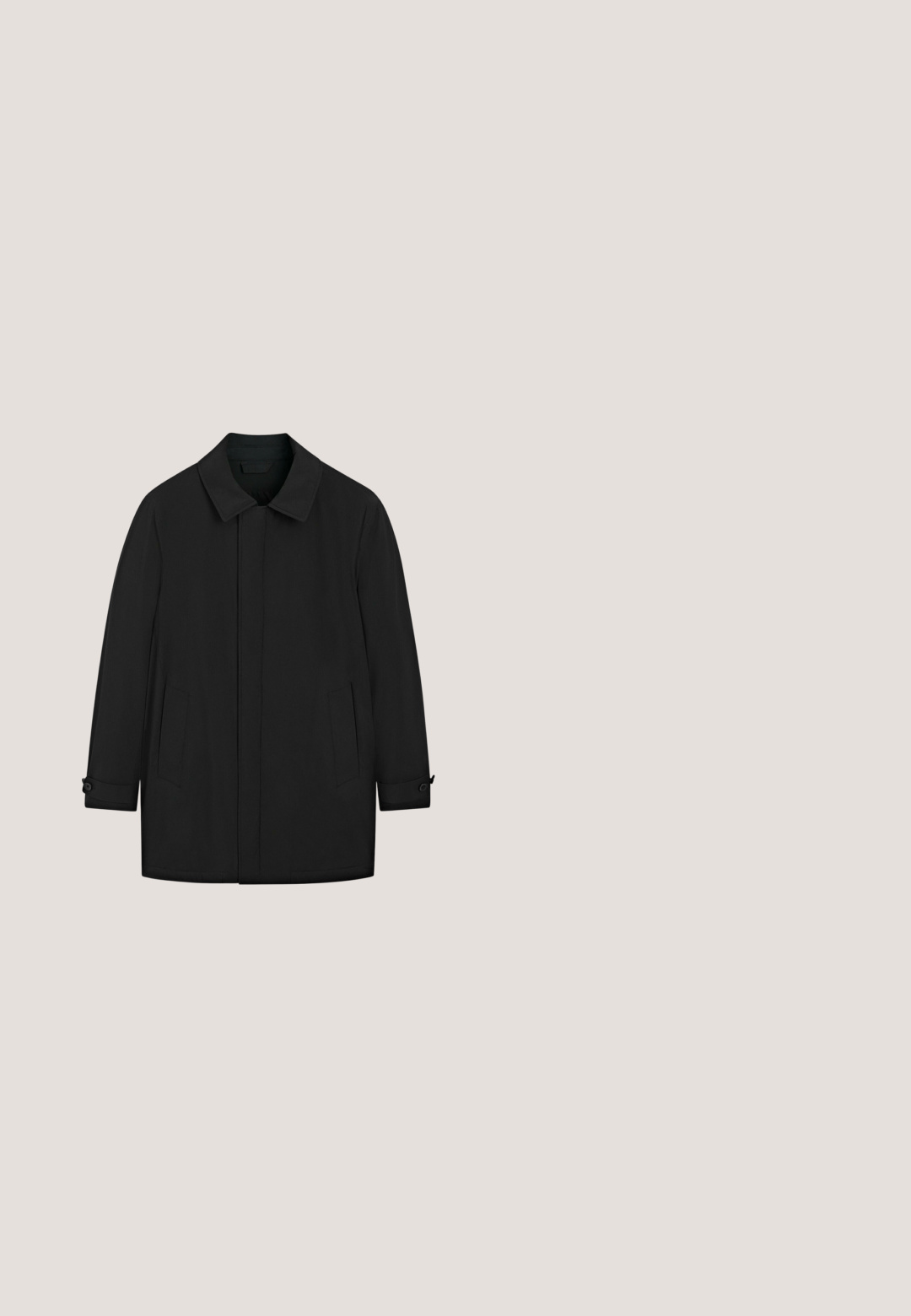 Zwarte mantel van middellange lengte met klassieke kraag, verborgen knopen aan de voorkant, twee zijzakken en knoopmanchetten aan lange mouwen.; Zwart poloshirt met korte mouwen, witte verticale strepen en een rits aan de voorkant bij de kraag.; Zwarte broek van duurzaam materiaal, met twee voorzakken, een knoopsluiting, een platte voorkant en een recht gesneden pijp.; JOOP! DANILO - Lage laarzen - black; Zwarte zonnebril met een dikke, rechthoekige montuur en gradient lenzen. Heeft zilveren branding aan de zijkant en een matte textuur op de armen.; Zwarte Calvin Klein crossbodytas met geperforeerde textuur, voorvak met ritssluiting en verstelbare schouderband op een witte achtergrond.