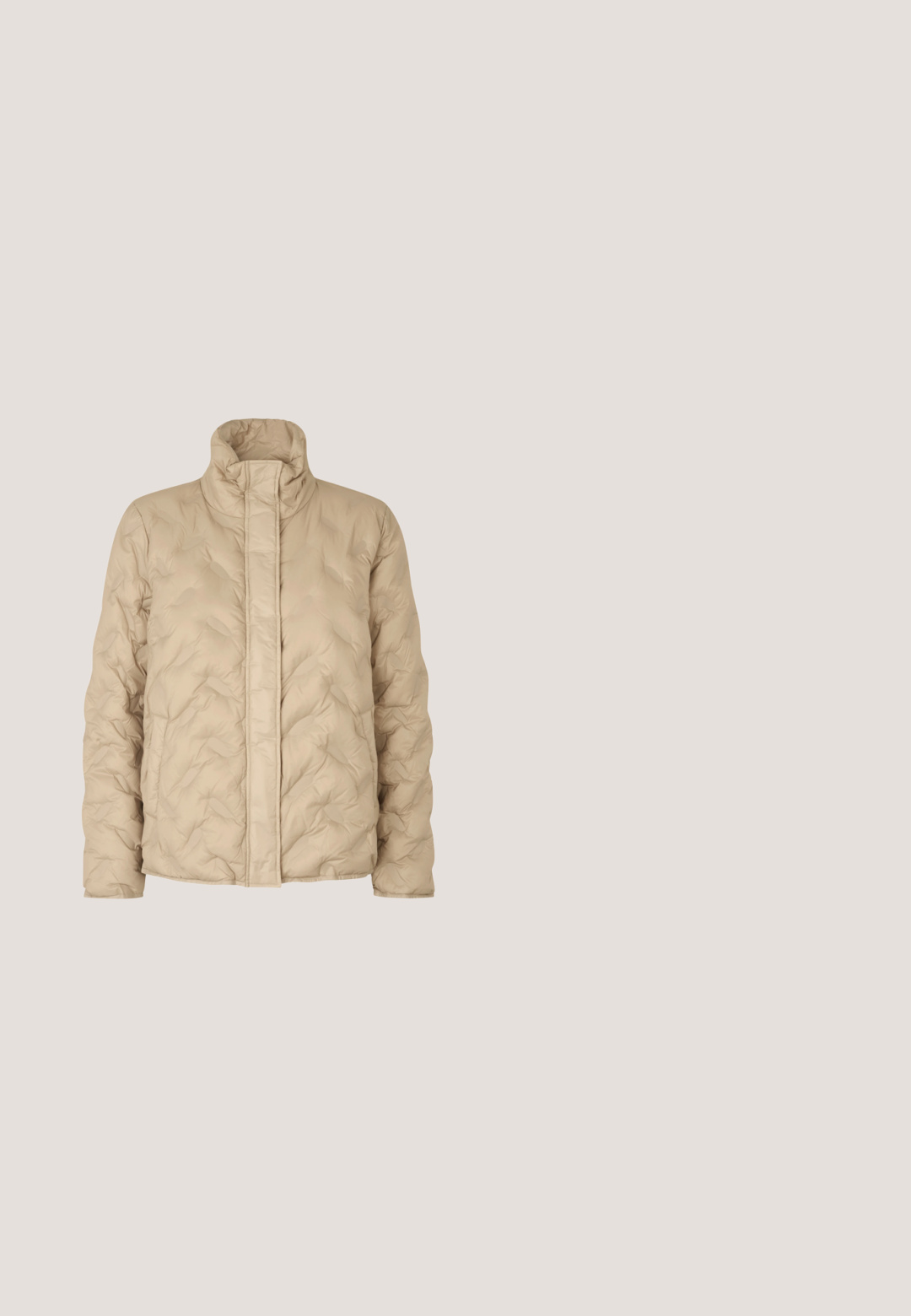 Chaqueta acolchada beige con cuello alto y cierre frontal oculto, diseñada para proporcionar calor y un uso casual.; Suéter rosa claro hecho de material suave y esponjoso. Presenta un cuello redondo y puños acanalados. Diseño simple y acogedor sin patrones.; Camiseta de manga corta color crema con patrones de corazones rojos dispersos, cuello redondo, corte relajado y material de algodón suave.; Pantalones beige de pierna ancha hechos de tela tejida, con cierre de botón, dos bolsillos frontales y detalles cosidos a lo largo de las costuras.; Zapatilla rosa claro con un upper sintético liso, que presenta acentos deshilachados y una suela de goma texturizada. Diseño clásico de cordones.; Bolso de piel color crema con forma curva, correa ajustable que presenta el nombre de la marca y cierre superior con cremallera. Acentos en hardware plateado.