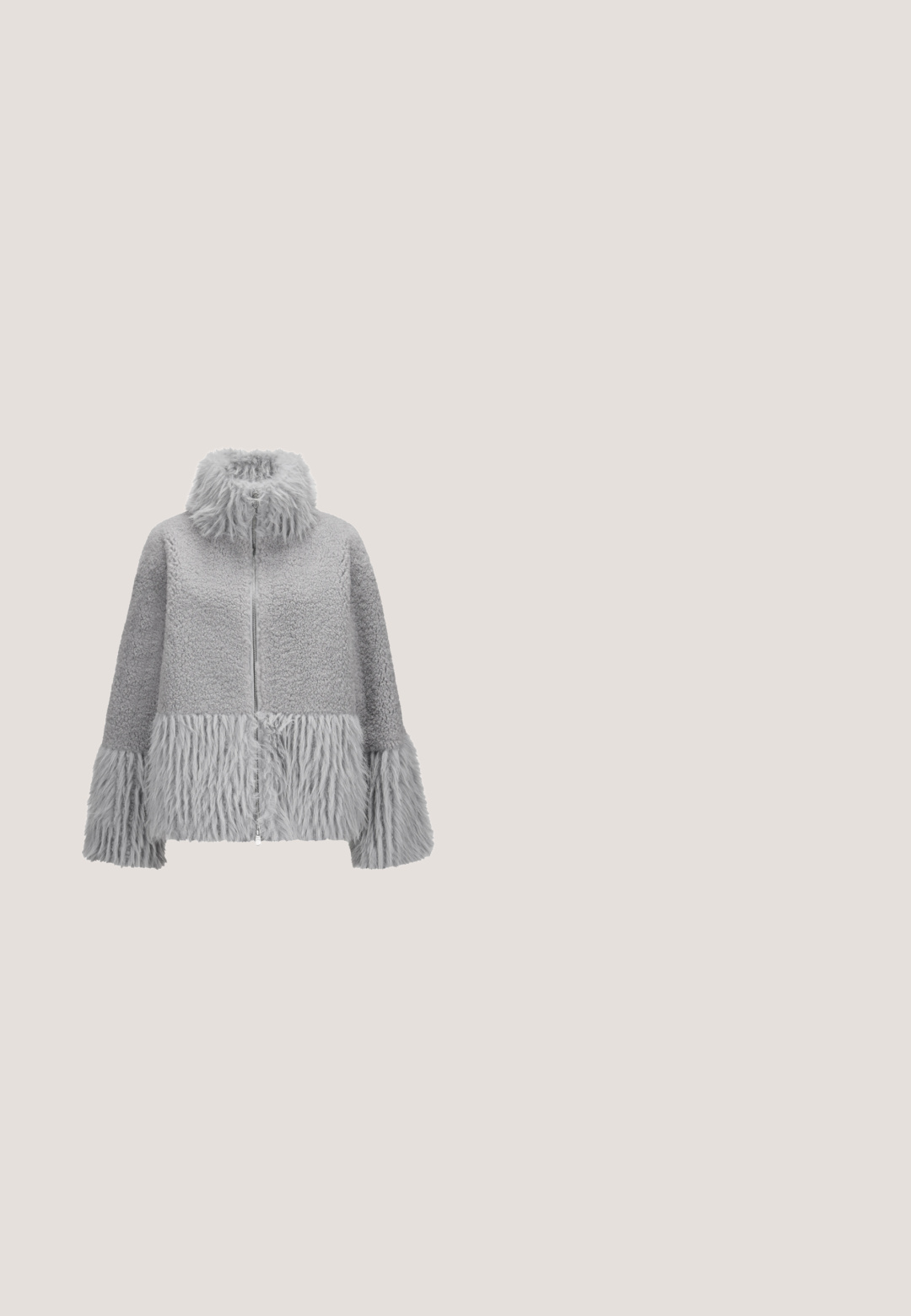 Graue Jacke mit hochgeschlossenem Kragen, ausgestattet mit einer Mischung aus strukturierten Stoffen: oben plüschig und unten sowie an den Ärmeln langhaariger Pelz. Mit Reißverschluss auf der Vorderseite.; Graues Kurzarm-T-Shirt aus weichem Stoff mit blütenförmigen Verzierungen und verstreuten Strasssteinen auf der Vorderseite.; Graue hoch taillierte Jeans aus Denim mit weitem Bein, vorderer Knopfverschluss und klassischer Fünf-Taschen-Einteilung.; Silberner Cowboy-Stiefel mit spitzem Zehenbereich, geprägtem Blumenmuster und gestapeltem Holzabsatz. Glatte metallische Oberfläche und hoher Schaft.; Kleine metallische silberne Schultertasche in Halbmondform mit einem einzigen Riemen und einem Reißverschluss auf einer Seite.; Silberne Ohrstecker in geschwungener Halbmärchenform, mit einer polierten Oberfläche, glatter Textur und minimalistischem Design.