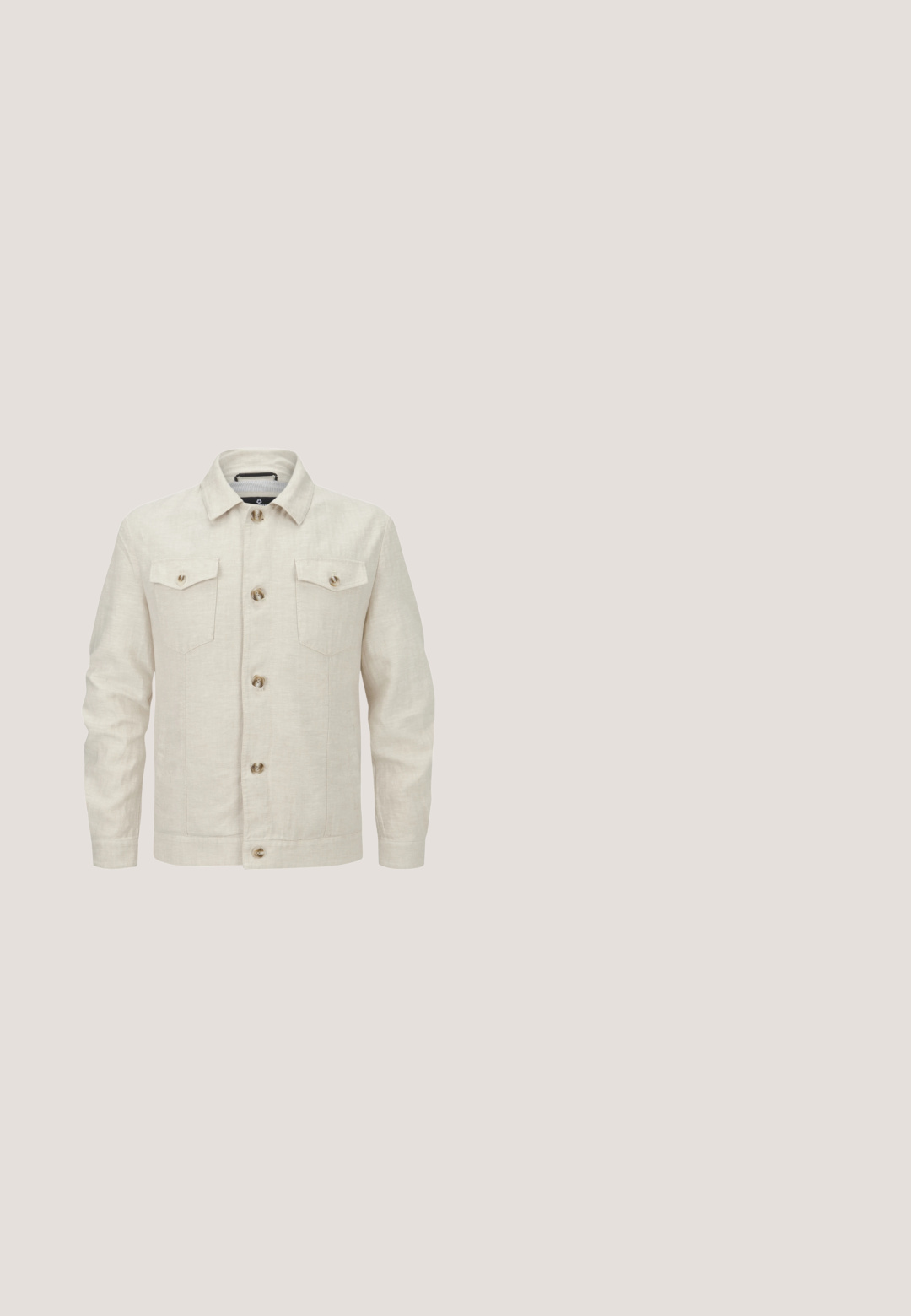 Beige Leinenjacke mit Knopfleiste, zwei Brusttaschen und klassischem Kragen. Glatte Textur mit fünf Knöpfen und geradem Schnitt.; Hellgelbes kurzärmeliges Poloshirt mit Zweiknopfleiste und dezentem Logo auf der linken Brustseite, dargestellt vor weißem Hintergrund.; Beige Denim-Shorts mit geradem Schnitt, fünf Taschen, einem Knopfverschluss und genähten Details. Glatte Textur und knielanges Design.; Dunkelgrüner Lederknöchelstiefel mit runder Zehe, Schnürung vorne, verstellbarem seitlichem Riemen und dicker schwarzer Sohle mit strukturiertem Profil.; Goldfarbene Metallsonnenbrille mit achteckigen Rahmen, grau verlaufenden Gläsern und strukturierten Akzenten an den Bügeln. Dunkle Spitzen an den Armen.; Beigefarbener Veloursleder-Gürtel mit dunkler Metall-Rechteckschnalle und kleinem Tommy Hilfiger Logo an der Gürtelschlaufe.