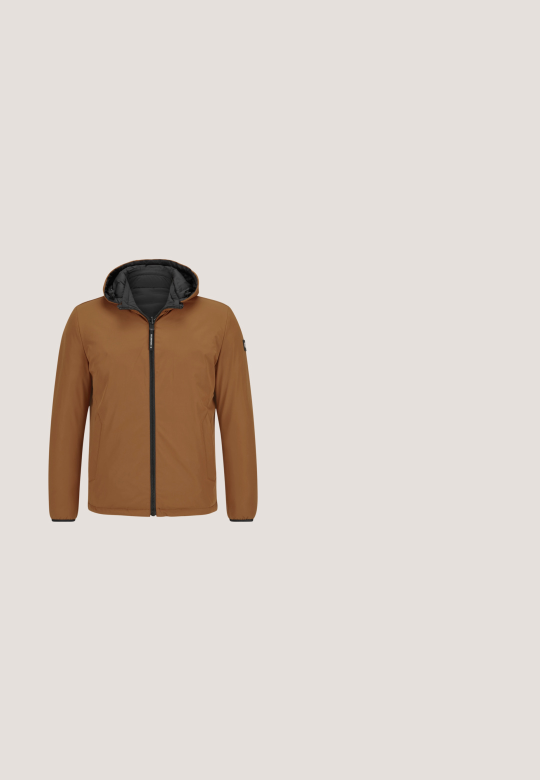 Leichte braune Jacke mit einer schwarzen, gesteppte Kapuze, vollem Frontreißverschluss, Seitentaschen und einer glatten, wasserabweisenden Außenseite.; Schwarzes Langarm-Polohemd mit einem strukturierten horizontalen Streifenmuster in Orange und Blau, mit einem Logo-Patch auf dem linken Ärmel.; Cargo-Hosen in einem satten Braunton, mit elastischem Bund, Kordelzug und mehreren Seitentaschen mit glatter Textur.; Brauner Wanderstiefel mit einer strukturierten Oberfläche, orangefarbenen Akzenten und Metallösen. Verfügt über eine robuste Sohle mit auffälligem Profil für Halt.; Braune Schildpatt-Sonnenbrille mit dunkelbraunen Gläsern, quadratischen Rahmen und einem Logo-Akzent am Bügel. Glatte Textur und robuste Bauweise.; Rechteckige braune Lederschultertasche mit einer senkrechten schwarzen Reißverschlusstasche und verstellbarem, gepolstertem Träger mit schwarzem Streifen.