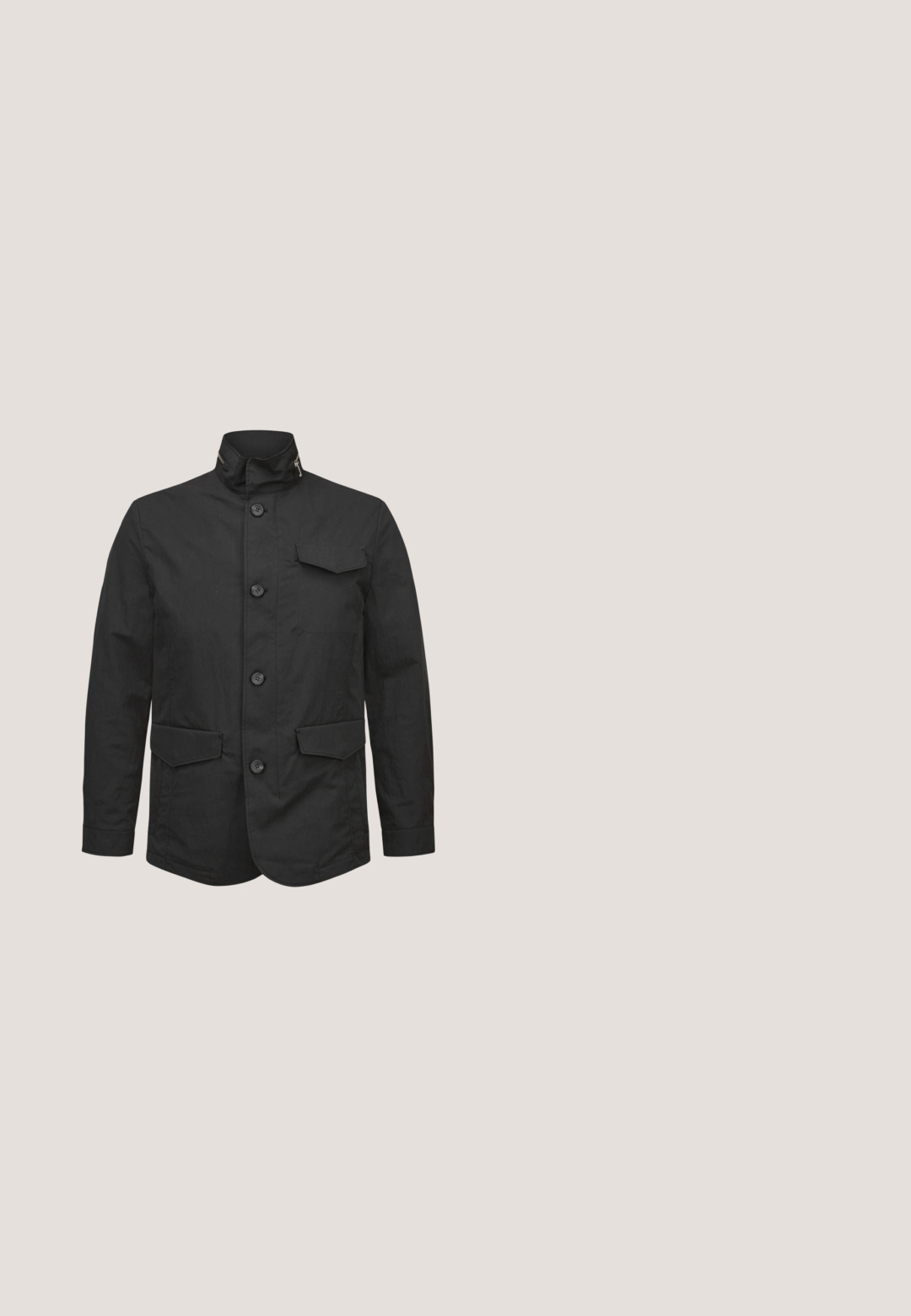 Schwarze Jacke aus strukturiertem Stoff mit hohem Kragen, vier Frontknöpfen, zwei aufgesetzten Taschen und einem Reißverschlussakzent am Kragen.; Grauer Pullover aus weichem Strickstoff. Mit rundem Halsausschnitt, langen Ärmeln sowie gerippten Bündchen und Saum. Subtile Struktur.; Grau meliertes Flanellhemd mit langen Ärmeln, zwei Brusttaschen, Knopfleiste und spitzem Kragen. Es hat eine subtile Textur und Metallknöpfe.; Schwarze Denim-Jeans mit slim Fit, klassischem Fünf-Taschen-Design, robusten Nähten und einem Reißverschluss mit Knopfverschluss.; Schwarze Lederstiefeletten mit einer runden Zehenpartie, sechs Ösen für die Schnürsenkel, gestickte Details und einem niedrigen Gummihacken. Glatte Oberfläche und elegantes Design.; Schwarze Leder-Umhängetasche mit Klappenverschluss, verstellbarem Tragegurt und dezentem Logo-Detail auf der Vorderseite. Glatte Textur, rechteckige Form.