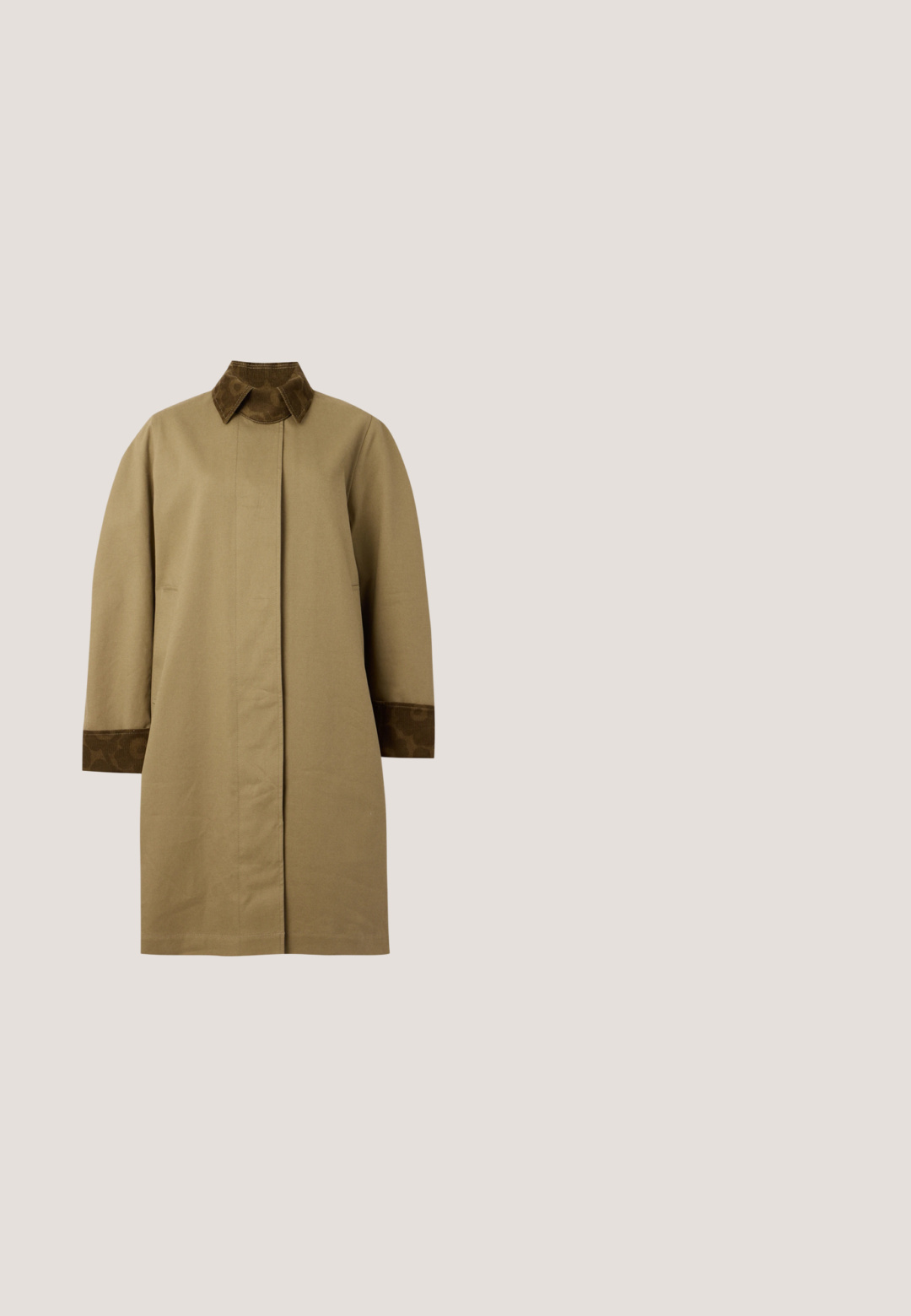 Manteau marron clair longueur genou avec col et poignets en velours marron foncé, manches longues et fermeture avant dissimulée.; T-shirt oversize manches courtes en vert olive avec col rond et petit logo de marque brodé centré sur la poitrine.; Jean évasé en denim foncé avec fermeture à bouton et zip, comportant cinq poches et un léger frottement sur le tissu.; Sneaker beige avec des matériaux en daim et en maille, forme arrondie, col rembourré proéminent et semelle en caoutchouc gomme. Présente un accent de design en forme de vague.; Sac à épaule bicolore en cuir et daim marron avec larges poignées et petit logo doré en bas au centre.; Boucles d'oreilles créoles en ton or avec des pierres précieuses ovales vert clair, dotées d'une finition polie et d'un design simple et minimaliste.