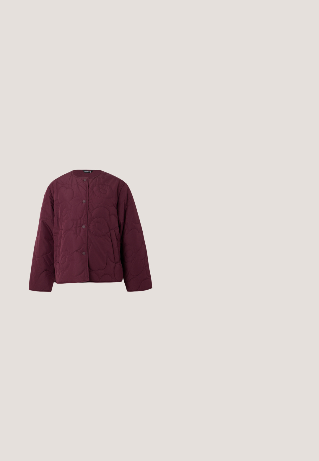 Veste matelassée violet foncé avec surpiqûres florales, col rond, manches longues, boutons-pression à l'avant et poches latérales sur fond uni.; Top à manches courtes, ajusté, col roulé violet foncé avec un petit col, présenté sur un fond clair uni.; Pantalons larges bordeaux avec une ceinture élastique, cordon de serrage et poches latérales. Fabriqués en tissu doux et lisse avec une coupe décontractée.; Baskets en daim bordeaux avec un dessus texturé, un laçage et une semelle en caoutchouc gomme dotée d'un motif pour une meilleure traction.; Petit sac à main en daim bordeaux avec une poignée courbée, "THE SACK BAG MARC JACOBS" embossé sur le devant, sur fond blanc.; Boucles d'oreilles en argent en forme de cerceau, avec une surface métallique lisse et un design ouvert au centre, reflétant la lumière.