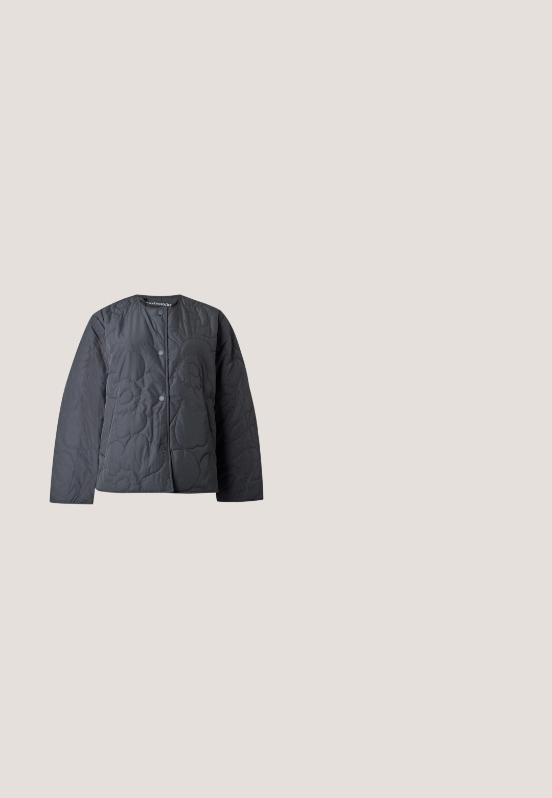 Mørkegrå quiltet jakke med lange ærmer, rund halsudskæring, front med trykknapper og subtilt blomstermønster i syningen.; Sort off-shoulder bluse med brede, flydende lange ærmer og en tætsiddende talje, vist på en ensartet lysegrå baggrund.; Sort midi nederdel med fast tilpasset øvre sektion og gennemsigtig nederste sektion med centerlomme på ensfarvet baggrund.; Sort læderballetsko med rund tå, glat tekstur, minimal syning og et fleksibelt såldesign.; Sort flettet hobo-taske med blød struktur og integreret håndtag, vist på en ensfarvet lys baggrund.; To buede sølvøreringe, en større end den anden, begge prydet med små funklende krystaller langs den ene kant.