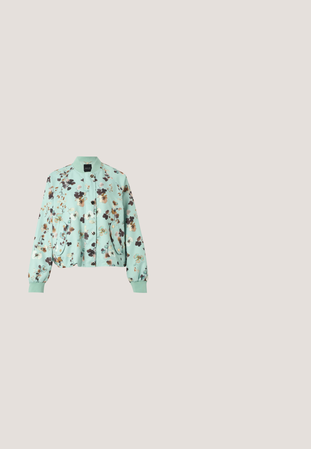 Veste fleurie vert clair à manches longues, boutons-pression sur le devant, deux poches à rabat à l'avant et poignets côtelés.; T-shirt noir à manches courtes en tissu léger et texturé. Col rond avec une finition côtelée subtile aux manches et à l'ourlet.; Jean en denim bleu à jambes larges avec une taille haute, doté de boutons dorés et de deux poches arrière. Le tissu a une texture classique et douce.; Escarpin haut à talon en cuir verni noir avec un bout pointu, mettant en avant un petit accent logo doré au niveau du talon. Texture lisse, design épuré.; Sac fourre-tout beige avec poignées marron, petit logo doré centré sous les poignées, et fermeture éclair en haut.; Boucles d'oreilles clous en or avec un logo découpé et une perle blanche unique suspendue sous chaque clou sur fond blanc.