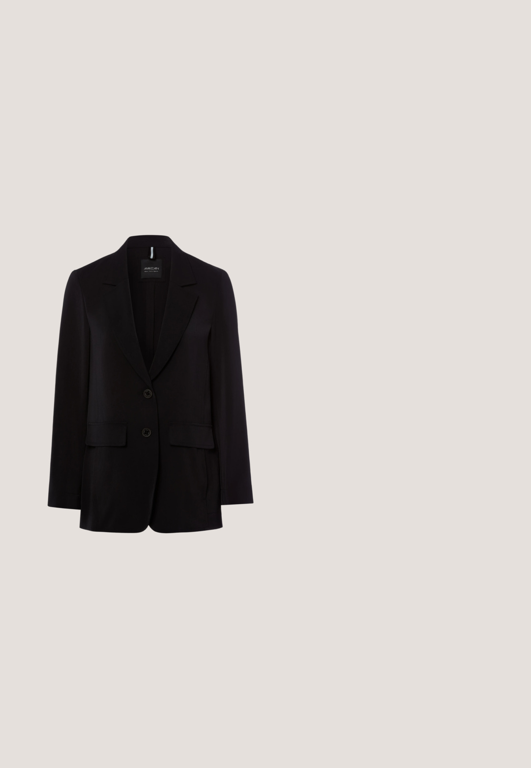 Schwarzer maßgeschneiderter Blazer mit Revers und zwei vorderen Knöpfen sowie Klappentaschen, auf weißem Hintergrund dargestellt.; Schwarzes Langarmshirt aus Baumwolle mit rundem Ausschnitt, verziert mit einem dekorativen Muster aus Perlen und Blättern entlang des Kragens.; Schwarze, weit geschnittene Hose mit glänzendem Bund, der den Schriftzug "BLICK" im wiederholten Muster zeigt. Glatte Textur und maßgeschneidertes Design.; Schwarzer Leder-Pumps mit Knöchelriemen, spitzem Zeh und quadratischem Blockabsatz. Glatte Textur mit minimalistischer Gestaltung.; Schwarze Handtasche aus synthetischem Material mit strukturierter Form, zwei oberen Griffen, goldfarbenen Beschlägen und Logoplatte auf der Vorderseite. Strukturierte Oberfläche.; Armband und passende Ohrringe in Goldton mit Herzformen, Kristallakzenten und eingestempeltem "GUESS"-Logo auf polierten Oberflächen.