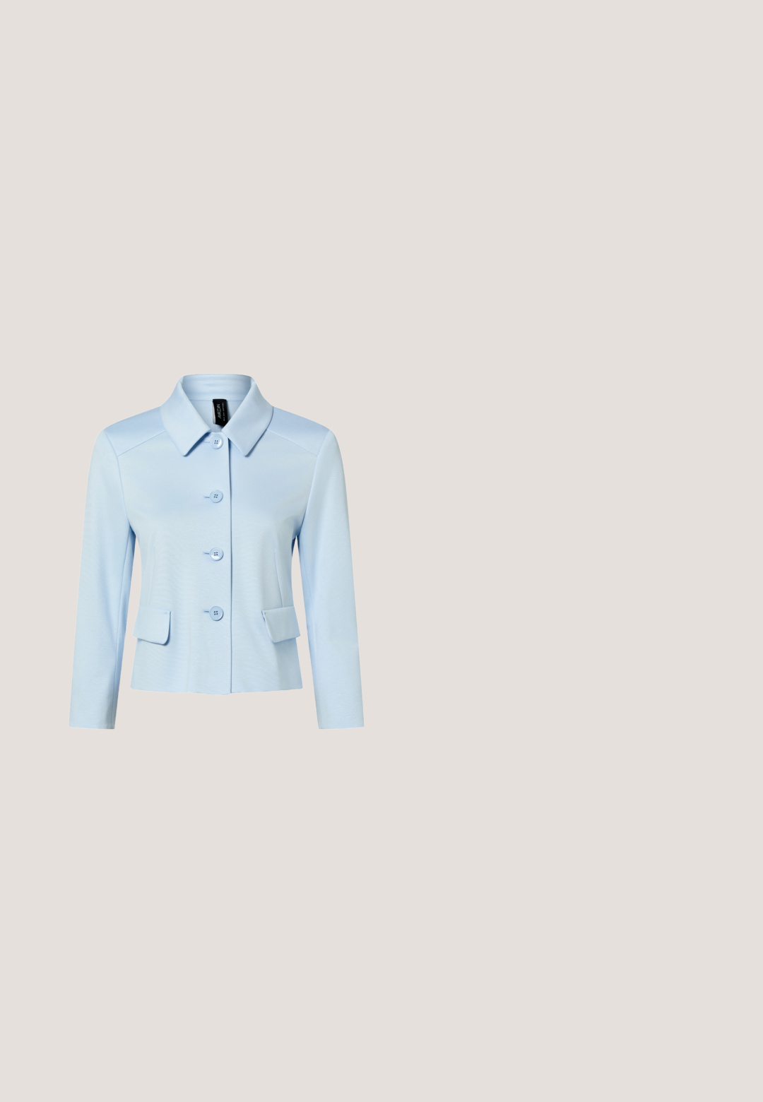 Veste bleu clair en tissu lisse, avec un col, six boutons, deux poches avant et des manches trois-quarts.; Robe en chambray bleu clair avec des bretelles fines et ajustables, un corsage ajusté et une jupe fluide avec une taille froncée pour plus de volume.; Ballerines métalliques argentées avec un bout pointu, une bride à la cheville et un petit talon. Texture lisse et détail découpé sur les côtés pour la respirabilité.; Max Mara DESIGN9 - Lunettes de soleil - oro viola; Sac à épaule en denim bleu avec un rabat incliné et logo "hugo" embossé, avec une bandoulière en denim assortie.; Boucles d'oreilles en or en forme de cercle, rehaussées de pierres précieuses multicolores dans des teintes bleu, vert, rose et transparent.