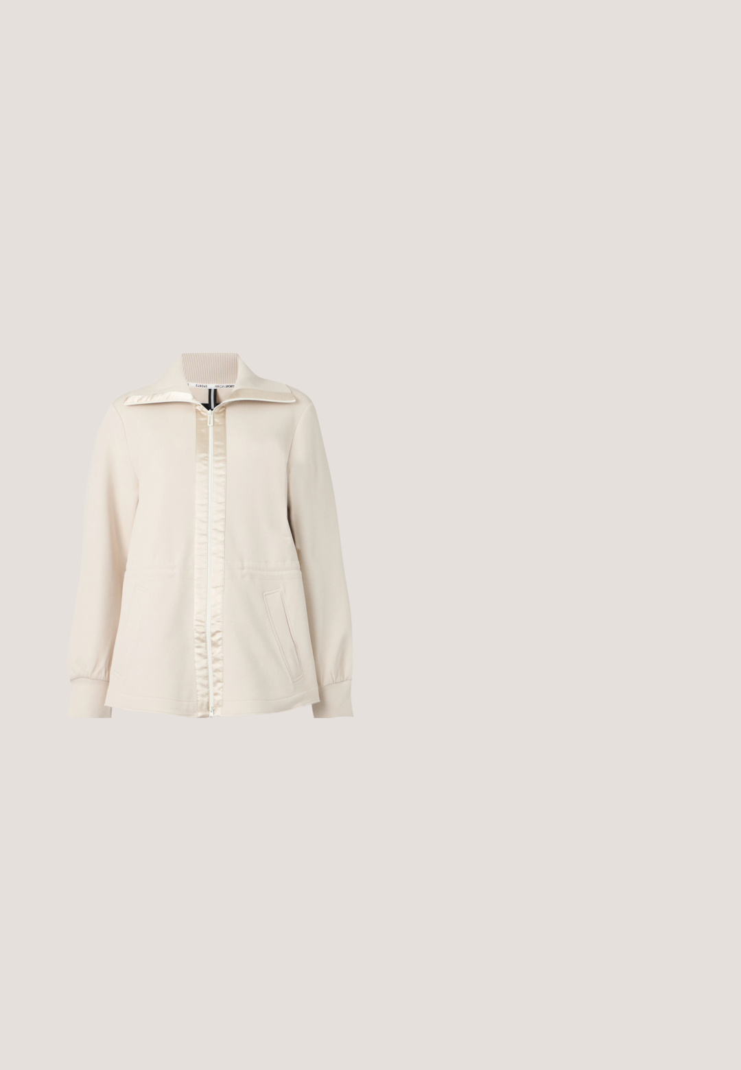 Veste beige zippée avec manches longues, col côtelé, patte de fermeture éclair en satin et deux poches avant.; T-shirt gris à manches courtes avec un col rond, fabriqué en tissu doux et texturé. Présente un design à coupe standard et de simples détails de couture.; Shorts noirs taille haute avec fermeture à boutons et zip à l'avant, passants de ceinture, coutures latérales et revers roulés.; Chaussure plate slingback en beige clair avec une tige en maille, un bout pointu et un petit talon. Dotée d'une sangle ajustable pour un bon maintien.; Pochette brune à motif avec une chaîne, présentant un plaquage logo et une surface texturée. Design rectangulaire compact.; Boucles d'oreilles créoles en or avec cristaux clairs incrustés et design géométrique en forme de carré ouvert sur un fond gris clair.