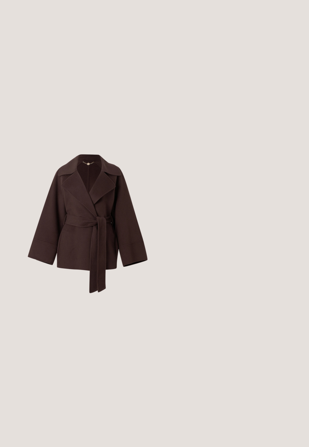 Donkerbruine wollen wikkeljas met brede revers, lange mouwen en een bijpassende riem gestrikt in de taille op een effen achtergrond.; Lange mouwen, crèmekleurige jurk gemaakt van zachte stof. Heeft een hoge halslijn en een aansluitende silhouet met ruches aan de zijkanten.; Bruine mesh slingback pump met spits toelopende neus, hak op gemiddelde hoogte en gouden gespbandje op witte achtergrond.; Bruine schildpad zonnebril met rechthoekige lenzen. Gouden accenten op de pootjes hebben duidelijke decoratieve elementen.; Rechthoekige beige clutch met overslagklep en verticale goudkleurige staafsluiting in het midden aan de voorkant.; Gouden kettinghalsketting met onregelmatige schakels en kleine witte parels die aan één kant verspreid zijn, weergegeven op een effen lichte achtergrond.