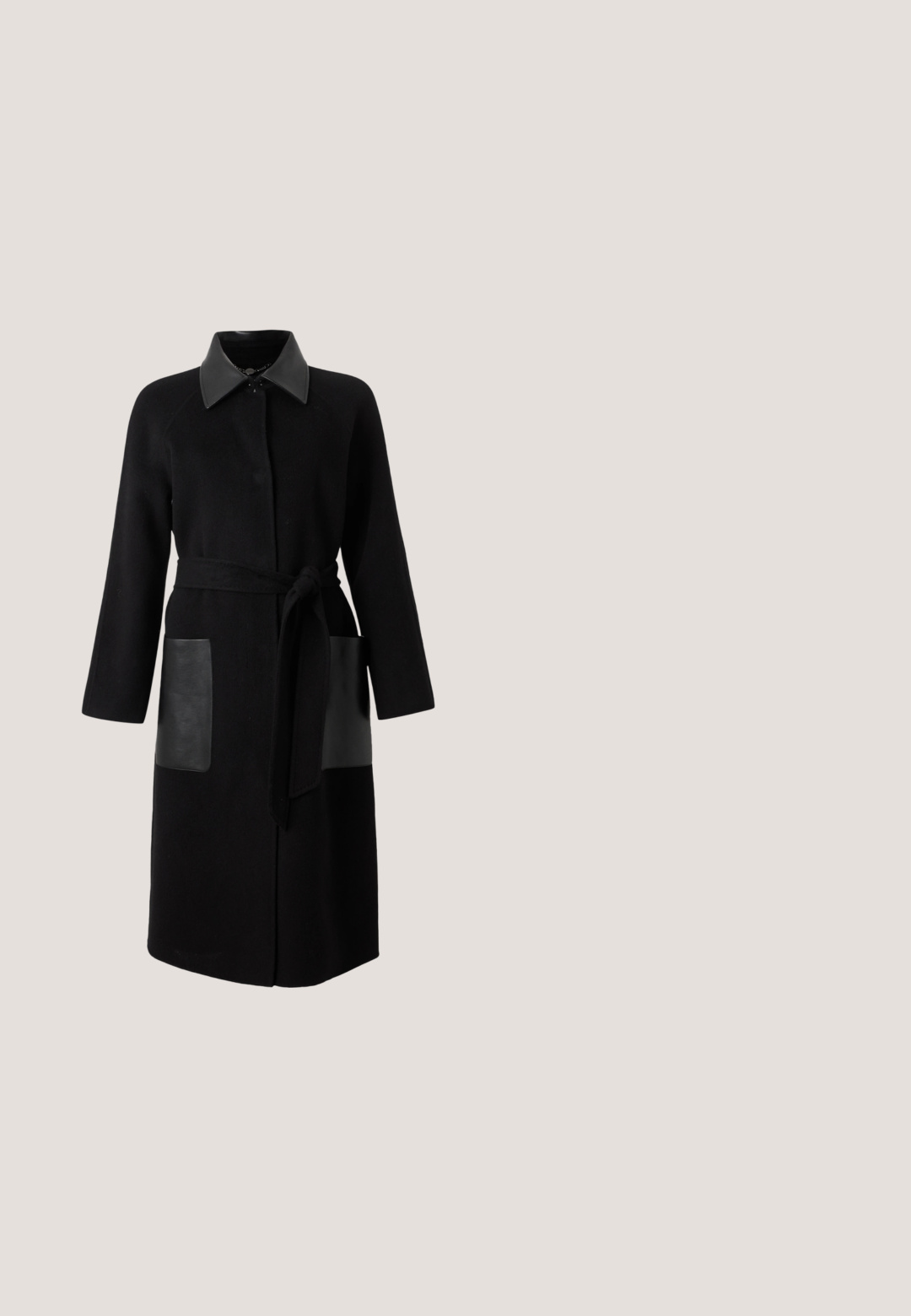 Abrigo largo negro con cuello de cuero, cinturón atado en la cintura y grandes bolsillos de parche de cuero en el frente.; Vestido fluido de manga larga en tejido transparente con un estampado floral negro sobre un fondo blanco, que presenta un escote en V y cintura fruncida.; Zapato de tacón negro de cuero con una puntera brillante en negro y un tacón ancho. Textura suave y diseño redondeado con una abertura sutil en la parte delantera.; Gafas de sol negras con un diseño geométrico de ojos de gato, lentes oscuros y acentos en tono dorado en las patillas. Fabricadas en plástico con una textura suave.; Joven mujer con blusa y pantalones de satén azul, de pie con los brazos cruzados sosteniendo un bolso negro con correa de cadena dorada contra una pared beige.; Pendientes colgantes de oro con piedras preciosas verdes rectangulares y pequeños diamantes blancos redondos a lo largo de los aros sobre un fondo blanco liso.