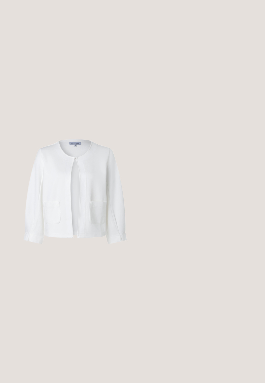 Cardigan blanc à manches longues, ouvert devant, col rond et deux poches avant, conçu pour une taille 36.; Pull blanc à manches courtes avec un motif texturé, un col rond et un ourlet ainsi que des poignets côtelés. Fabriqué à partir d'un tissu doux et léger.; Pantalons blancs taille haute en tissu lisse, avec des plis à l'avant et des poignets fuselés, conçus pour un ajustement décontracté.; Chaussure slingback en cuir verni blanc avec un bout pointu et un talon bloc géométrique. L'intérieur présente une semelle intérieure beige et des découpes latérales minimalistes.; Sac à main blanc avec rabat texturé, fermeture ronde argentée, poignée supérieure et bandoulière réglable avec boucle dorée.; Bracelet chaîne doré aux maillons allongés, orné d'un pendentif lisse et arrondi en or avec un accent de perle blanche.