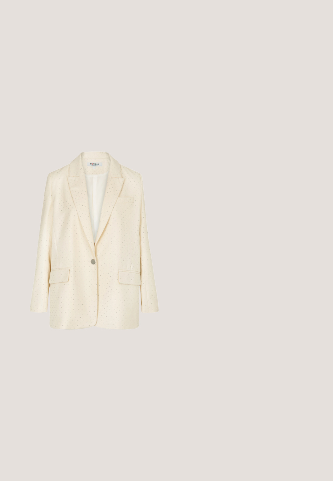 Cremefarbener Blazer mit strukturiertem Design, ausgestattet mit einem Reverskragen, zwei frontalen Taschen und dezenten perforierten Details. Silberne Knopfverschluss.; Beige Ripp-Top mit rundem Ausschnitt und dekorativen gemusterten Trägern. Glatte Textur, enganliegendes Design und Etikett sichtbar innen.; Cremefarbene Shorts aus strukturiertem Stoff mit einem dezenten Muster, versehen mit einem Vorderknopfverschluss und Seitentaschen.; Beige Keilsandalen mit einer weißen gewebten Plateausohle, einem glatten oberen Riemen und einer goldfarbenen Akzentverzierung. Verstellbarer Knöchelriemen inklusive.; Beige gestepptes Stoff-Crossbody-Tasche mit einem goldenen Kettenriemen und einem dreieckigen Guess-Logo auf der vorderen Klappe.; Goldenes Armband und passende Steckerohrringe mit Schmetterlingsmotiven, verziert mit kleinen klaren Kristallen auf weißem Hintergrund.