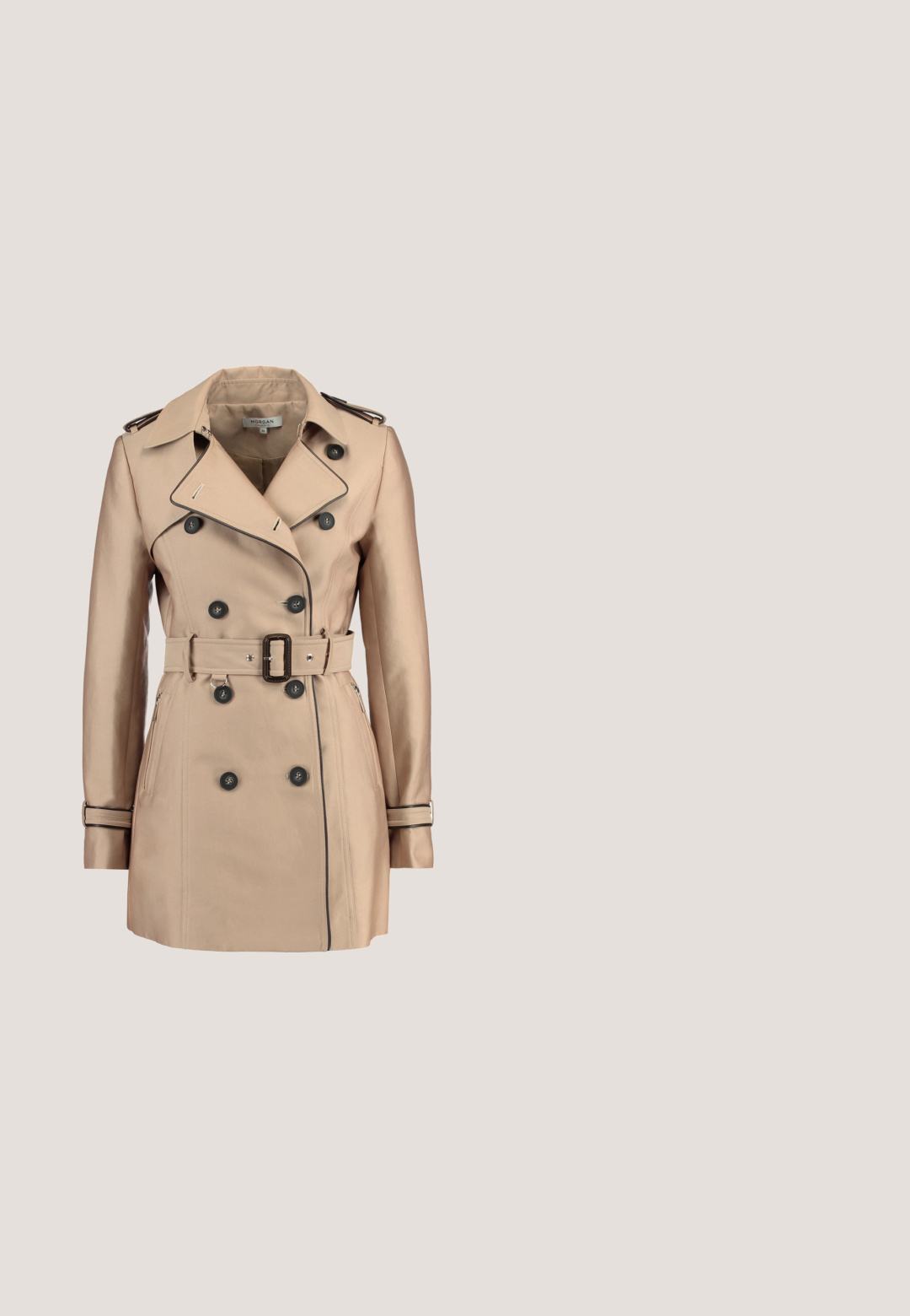 Gabardina beige con diseño de doble botonadura, botones negros y cinturón en la cintura. Cuenta con hombreras y detalles de ribete en contraste.; Top negro de manga larga tipo cuello alto, hecho de una tela suave y elástica con una silueta ajustada y un cuello alto. Sin patrones ni adornos.; Vaqueros de cintura alta y acampanados en denim azul oscuro. Presenta costuras en contraste, diseño clásico de cinco bolsillos y cierre de botón.; Botín negro de tobillo hecho de material brillante, con punta cuadrada y tacón cónico, contra un fondo plateado brillante con almohadillado.; Anillo en tono dorado que presenta dos bandas entrelazadas; la parte superior es pulida y reflectante, mientras que la parte inferior tiene un acabado mate.; Cinturón de cuero negro con una textura suave y una hebilla doble en forma de círculo dorado. Presenta un diseño elegante y minimalista con un extremo afilado.