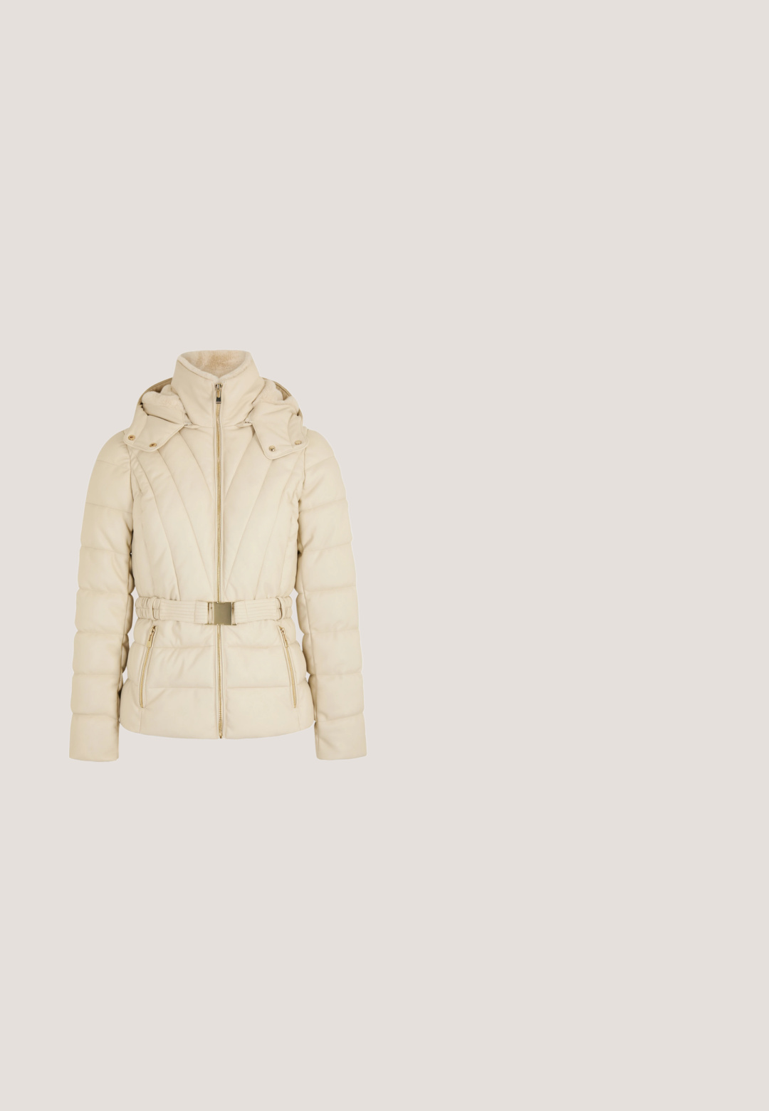 Chaqueta acolchada beige con acolchado vertical, dos bolsillos frontales, cintura ceñida con cinturón y capucha desmontable. Detalles en tono dorado.; Suéter de punto en color crema con un patrón texturizado, con lazos de terciopelo negro en las mangas y dobladillo y puños acanalados.; Leggings beige hechos de tela elástica. Cintura alta, forma ajustada, con textura suave y sin patrones ni herrajes visibles.; Botas de tobillo beige con cordones, con un upper de cuero y ante, detalles de panel texturizado y una suela de goma resistente. Forro de piel suave en la parte superior.; Gafas de sol redondas con degradado marrón, montura metálica fina dorada y patillas burdeos, colocadas sobre fondo blanco.; Bolso rectangular de cuero beige con dos asas redondeadas y logo "GR" en relieve en el frente, cierre superior con cremallera.