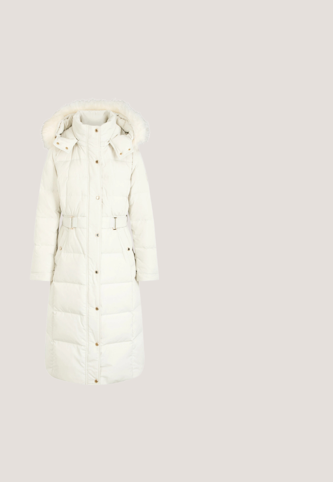 Witte gewatteerde jas met een met bont afgewerkt capuchon, een ceintuur in de taille en drukknoopsluiting; heeft lange mouwen en een knielange snit.; Beige gebreide trui met hoge kraag, ¼ ritsluiting, geribbelde mouwen en zoom, met een subtiele logo-tag aan de voorkant. Zachte textuur.; Beige wijde broek met een herhalend geometrisch logopatroon en contrasterende zijstrepen in wit en taupe.; Beige enkellaarzen met een zachte, nepbont voering, stevige rubberen zool en een vetersluiting aan de voorkant. Heeft een zijknopdetail en een verstevigde neus.; Witte gestikte handtas met een gestructureerde, donzige rand en dubbele kettingbanden. Voorzien van een gouden logo accent aan de voorkant.; Gouden armband met een ronde hanger, twee witte parels en kleine heldere steentjes. Voorzien van een veilige karabijnsluiting en een driehoekig labeldetail.