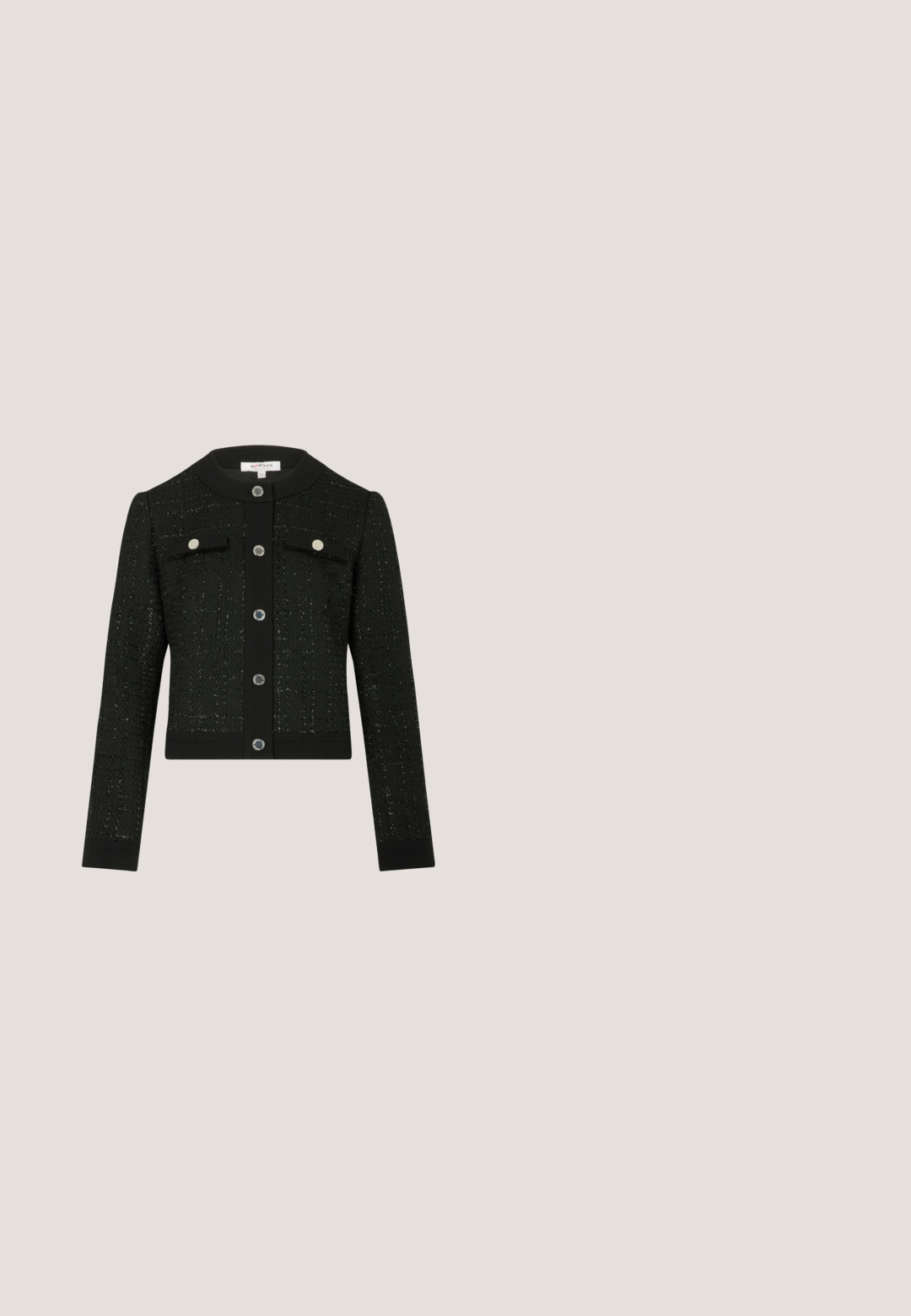 Chaqueta negra corta de tejido texturizado, con botones plateados, dos bolsillos frontales y un cuello redondo.; Vestido midi negro ajustado con finos tirantes tipo espagueti y escote recto sobre un fondo blanco liso.; Tacones de slingback negros con punta afilada, hechos de material brillante, que presentan acentos recortados y un tacón moderado para mayor soporte.; Swarovski Gafas de sol - black; Bolso bandolera Guess de cuero negro con textura, placa de logo dorada y correa ajustable sobre fondo blanco liso.; Pendientes colgantes de mariposa dorada con cristales transparentes y cuentas de perla blanca dispuestas a lo largo de una cadena delicada.