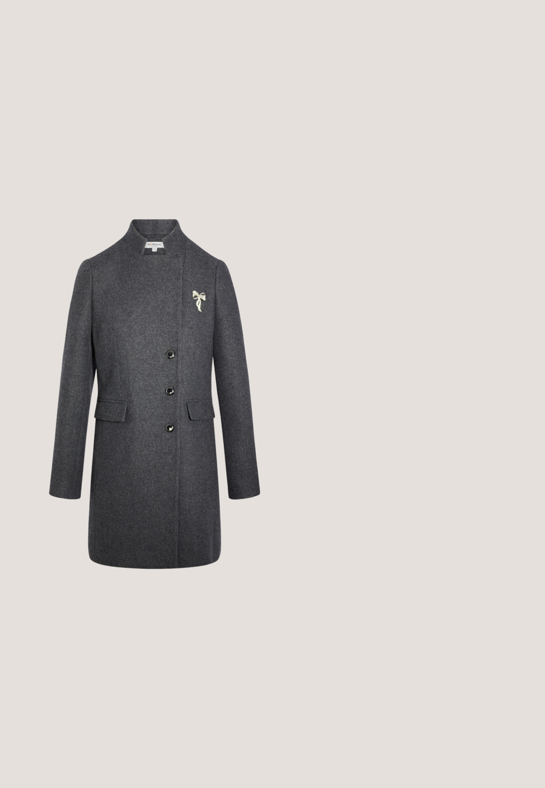 Grå uldfrakke med høj krave, enkeltknap-design, fire knapper, to sidelommer og en dekorativ sløjfe-brosche på venstre side.; Mørkegrå rullekrave sweater med rød, hvid og sort zigzag mønster over bryst og skuldre, lange ærmer samt ribstrikkede manchetter og kant.; Person iført sorte skinny jeans med høj talje og sorte spidse hæle, stående mod en ensfarvet hvid baggrund.; Sort læder ankelstøvle med snørebånd foran, justerbar metalspænde og kraftig sål. Har en glat overflade og struktureret design.; Sort læderhåndtaske med to korte håndtag, tekstureret krop og to lodrette remme med store sølvspænder og flere nitter.; Delikat sølvkæde med et lille firkantet vedhæng og en justerbar forlængerkæde med en lås.