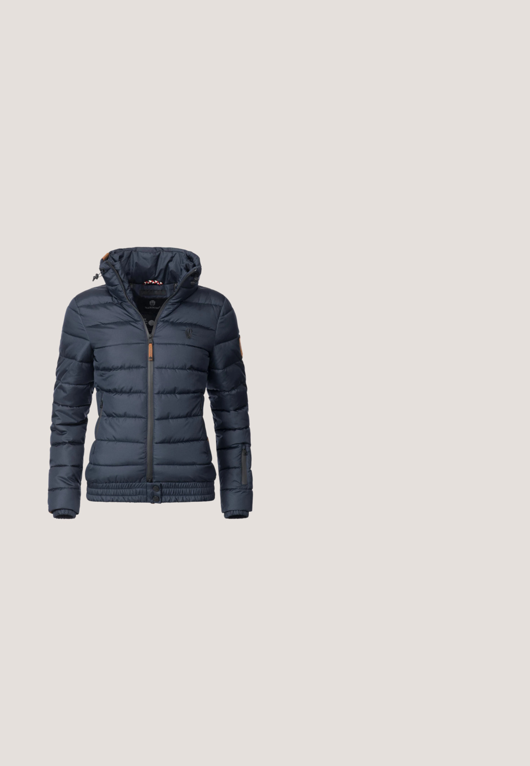 Marineblaue Daunenjacke mit Kapuze, Reißverschluss, elastischen Bündchen und zwei Seitentaschen. Verfügt über horizontale Nähte und Lederakzente.; Hellgrauer Kapuzenpullover mit Reißverschluss, Fronttaschen, Kordelzug an der Kapuze sowie gerippten Bündchen und Saum, gezeigt vor weißem Hintergrund.; Rot-weißer gestreifter Langarmshirt mit rundem Halsauschnitt und einem kleinen gestickten Herzdetail auf der linken Brust. Weicher Strickstoff.; Marineblaue, gerade geschnittene Cargohosen mit Knopf- und Reißverschluss, Gürtelschlaufen und Klappentaschen an jedem Oberschenkel.; Blauer Velours-Sneaker mit weißen Schnürsenkeln und Streifen, weißem Fersenpatch und hellbrauner Gummisohle, im Seitenprofil gezeigt.; Blaue Veloursleder-Tragetasche mit zwei Griffen und der Prägung "Liebeskind Berlin" auf der Vorderseite, dargestellt vor weißem Hintergrund.