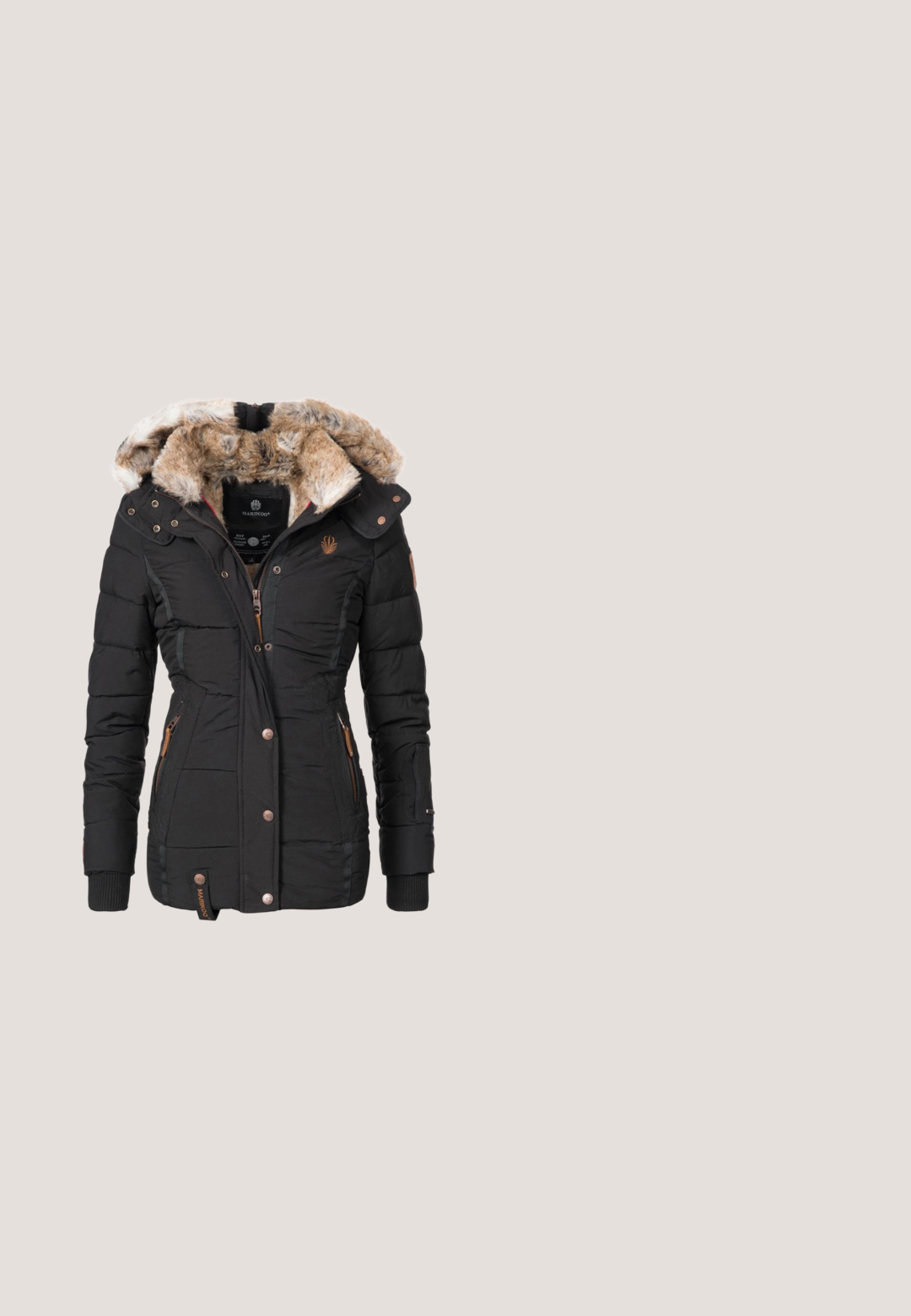 Chaqueta acolchada negra con capucha forrada de piel sintética, cierres de cremallera y detalles en color beige. Presenta un tejido texturizado, bolsillos laterales y puños acanalados.; Suéter de cuello alto trenzado en blanco y negro con un patrón de cable texturizado, que presenta un cuello de canalé y una pequeña etiqueta de marca en el dobladillo.; Top de tortuga de manga larga rosa claro, hecho de tela elástica con un ajuste ceñido. Presenta un cuello alto y una textura suave.; Vaqueros pitillo negros de cintura alta con botón y cremallera delanteros, bolsillos delanteros y traseros, expuestos sobre un fondo blanco.; Bota de cuero negro con un puño de piel sintética. Presenta una correa lateral con una hebilla metálica y una suela de goma texturizada con un patrón de tachuelas.; Bolso tote acolchado negro con dos asas cortas y una correa larga desmontable. Cuenta con un bolsillo delantero con cremallera y un detalle decorativo de borlas.