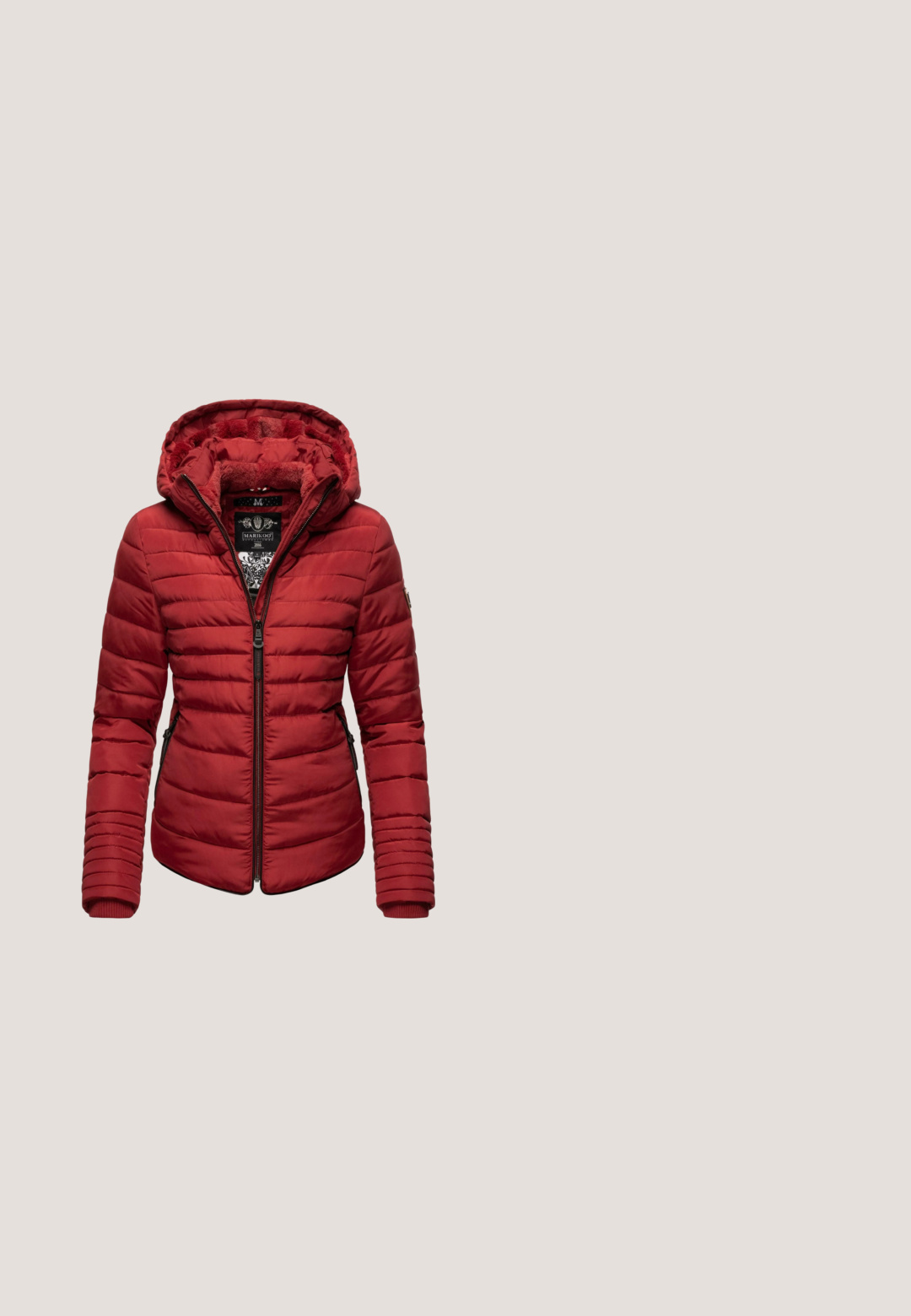 Rote gepolsterte Jacke mit Kapuze, die über ein horizontales Steppmuster, seitliche Taschen und gerippte Bündchen verfügt. Weiches Kunstfellfutter ist innen sichtbar.; Rotes Langarmshirt mit einem Cartoon-Hund, der als Superheld verkleidet ist, Wolken und dem Text "Smells Like Trouble! DOGPOOL" auf der Vorderseite.; Schwarze Skinny-Jeans aus Denim mit glatter Textur. Verfügt über einen Frontknopf- und Reißverschluss, fünf Taschen und eine schmale Passform.; Hoher schwarzer und roter Sneaker mit schwarz-weißem Animal-Print-Panel, gesteppter roter Knöchelpolsterung und schwarzer Sohle mit Steppnähten.; Rote Nylon-Tragetasche mit zwei Griffen, verstellbarem Schultergurt und einem kleinen Plüschaffen-Schlüsselanhänger, der an der vorderen linken Seite befestigt ist.; Silberring mit einem herzförmigen roten Edelstein, flankiert von zwei klaren Steinen. Aus poliertem Metall mit zarten Krappenfassungen. Mit der Prägung 925.