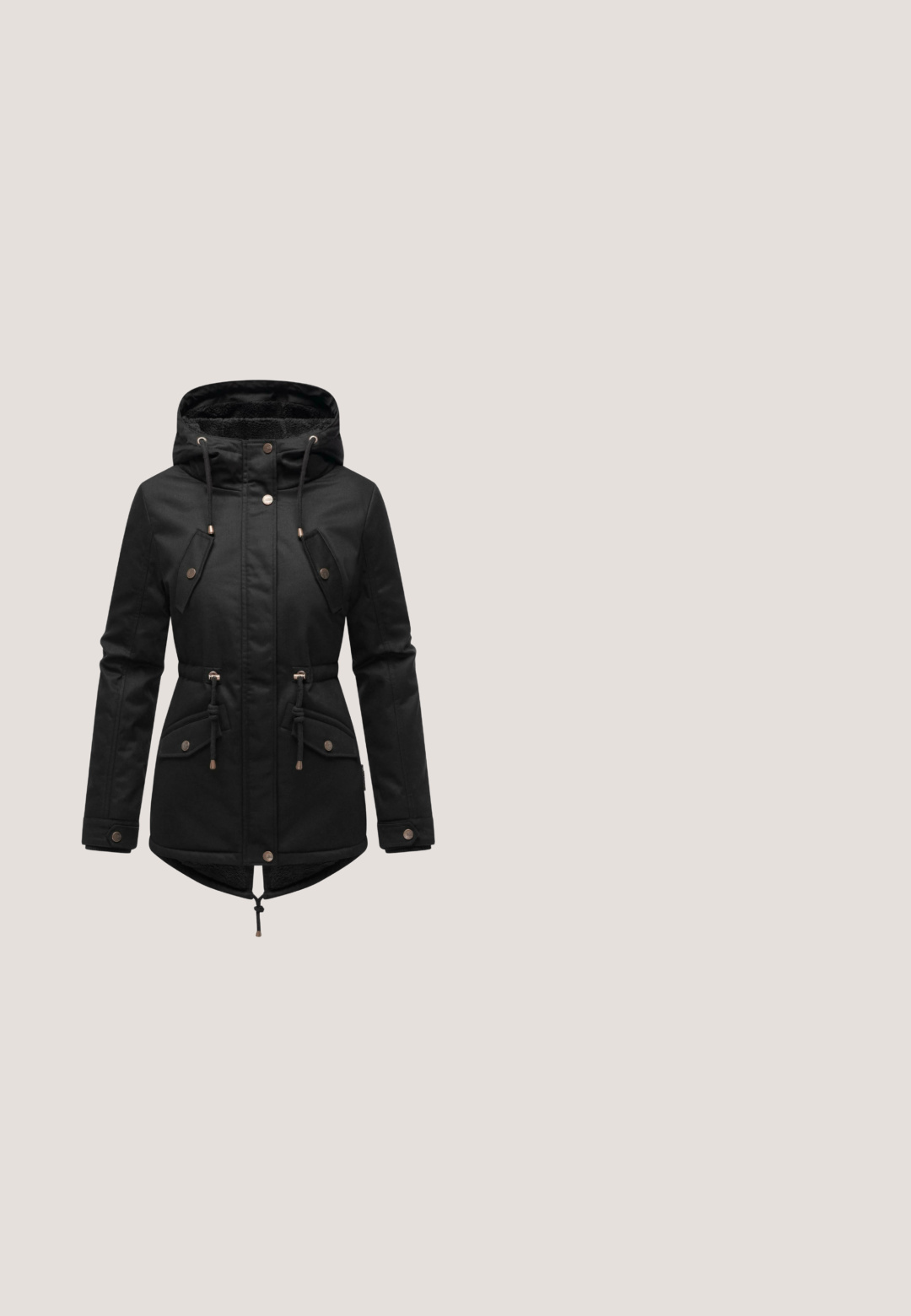 Parka noire avec une capuche, dotée de cordons de serrage, de deux poches avant avec rabats et d'une doublure intérieure texturée.; T-shirt en coton blanc avec un col en V et des manches courtes. Texture douce, design décontracté et ourlet droit. Étiquette de marque visible au niveau du col.; Pantalons évasés noirs en tissu lisse, avec une taille plate et des coutures verticales pour un look ajusté. Sans poches ni embellissements.; Bottine en cuir noir à talon bas avec un bout pointu, une bride aux chevilles et une finition texturée. Design simple avec un solide talon carré.; Sac à main en cuir noir au design structuré, doté d'un fermoir en métal doré et d'un logo, d'une poignée supérieure et d'une bandoulière amovible.; Bracelet en chaîne argentée avec trois perles blanches et un pendentif ornant une lettre stylisée, décoré d'une petite pierre précieuse. Fermoir en forme de homard.