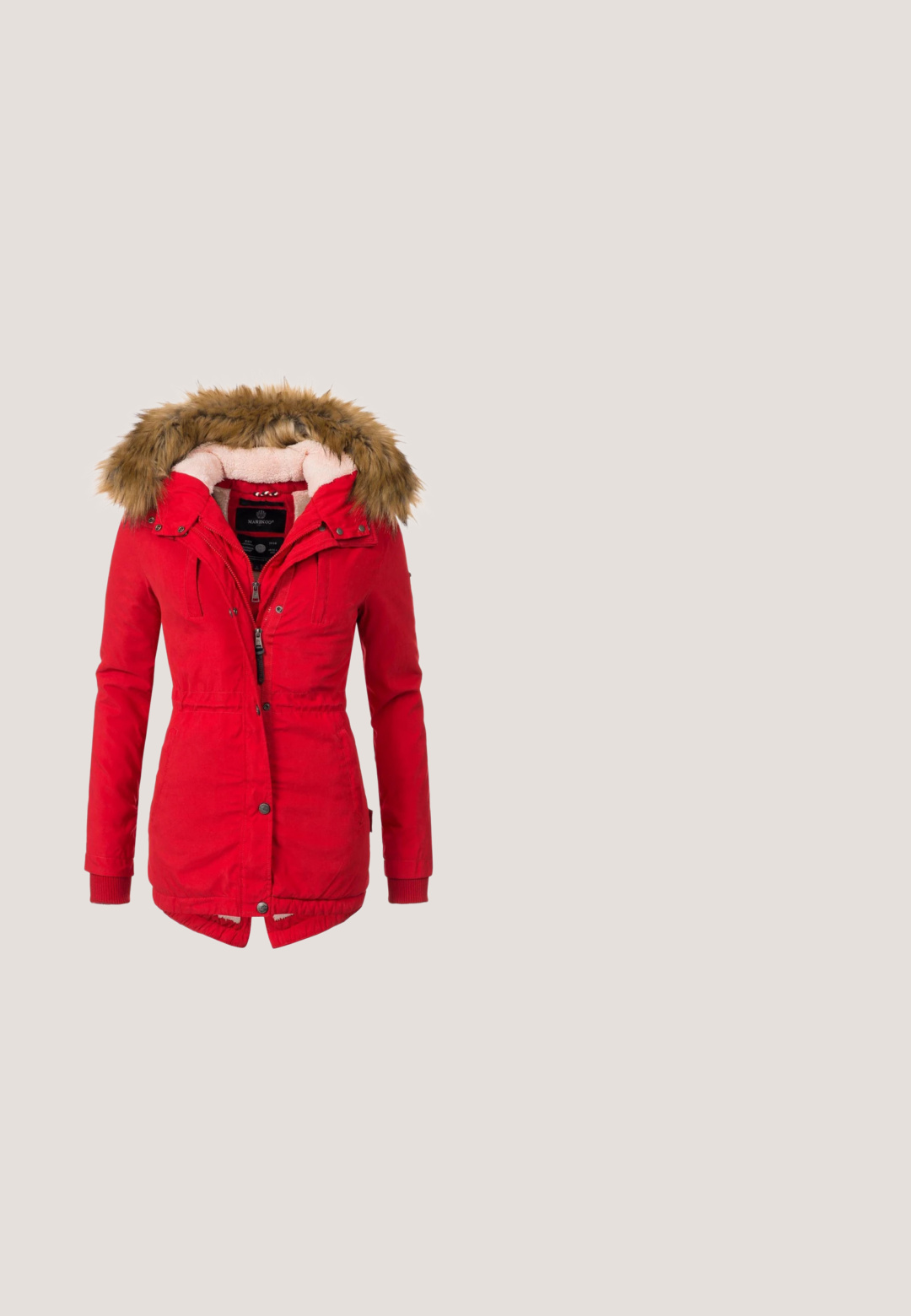 Rød parka-jakke med en pelsforet hætte, lynlås og trykknapper, elastisk talje og blødt indvendigt for; har sidelommer og ribbede manchetter.; Rød og sort argylemønstret striktrøje med hvide diamantlinjer, rund halsudskæring samt ribstrikkede manchetter og kant.; Sorte skinny jeans med høj talje, forsideknap og lynlås, for- og baglommer, vist mod en hvid baggrund.; Bordeaux læder ankelstøvler med sorte snørebånd, kraftig sort gummisål og rund tå. Udstyret med tekstureret sidepanel og metaldetaljer.; Rød læderpung med præget hjerte mønster, guldfarvet lynlås og guldkæde-rem på hvid baggrund.; Røde og sorte mariehøne ørestikker med guldfarvede detaljer, der har hævede prikker, glat overflade og rund form.