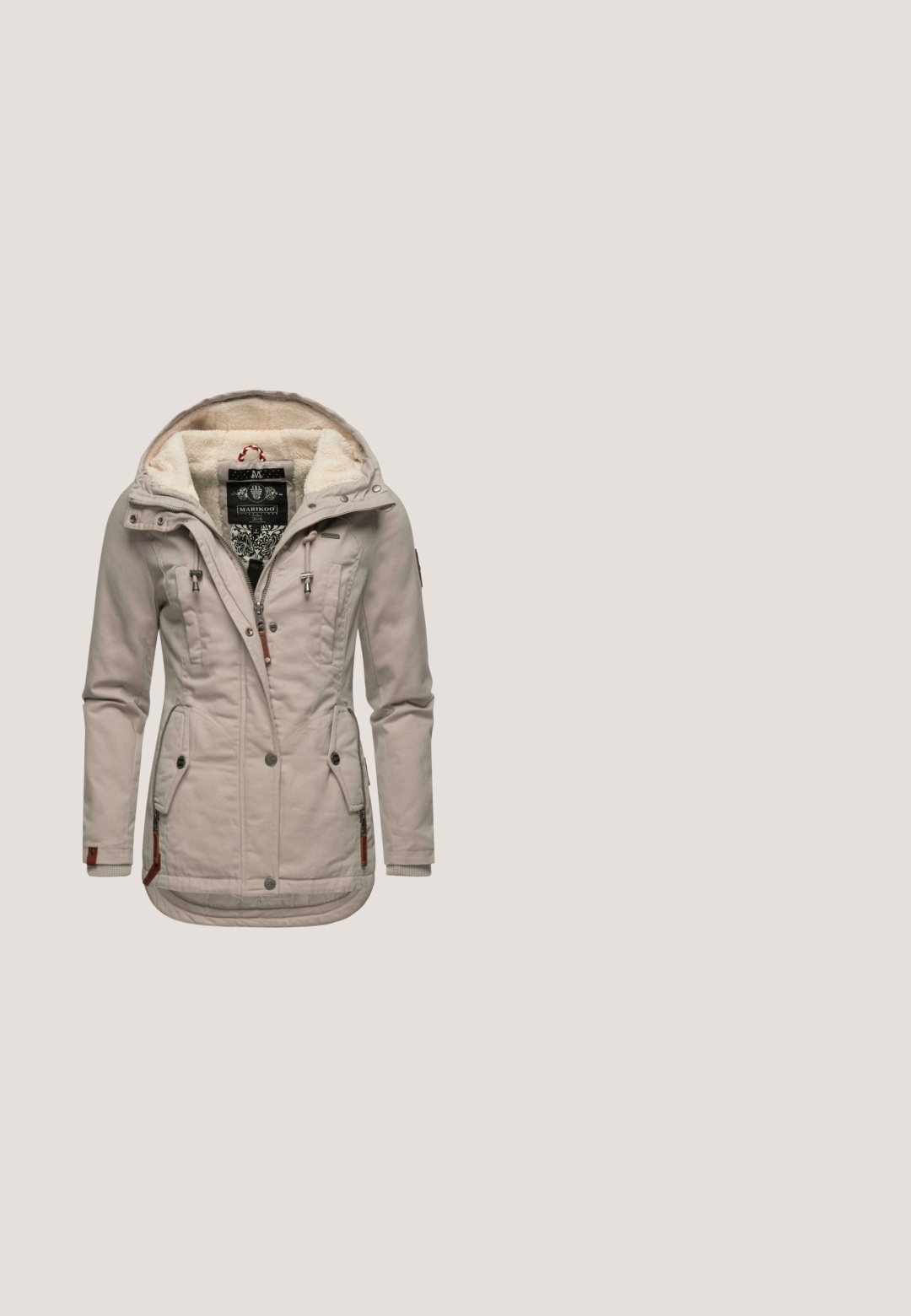 Lys beige parka med fleece-foring i hætten, lynlås og trykknaplukninger, flere lommer og accents detaljer af læder. Blød tekstur.; Lyserød sweater med rund halsudskæring, lange ærmer, ribbede manchetter og kant, lavet af et blødt strikket materiale. Simpelt og minimalistisk design.; Sorte højtaljede skinny jeans med forreste knap, bæltestropper og fem-lomme design, vist mod en hvid baggrund.; Bordeaux læder ankelstøvle med en glat overflade, sorte snørebånd, gummisål og en løkke bagpå for nem påtagning.; Brun håndtaske med struktureret overflade, der har en sølvlås, slank skulderrem og en dekorativ kædeaccent.; Sølvring med et udskåret stjernedesign, glat ringe og poleret finish, der skaber et letvægts, minimalistisk look.