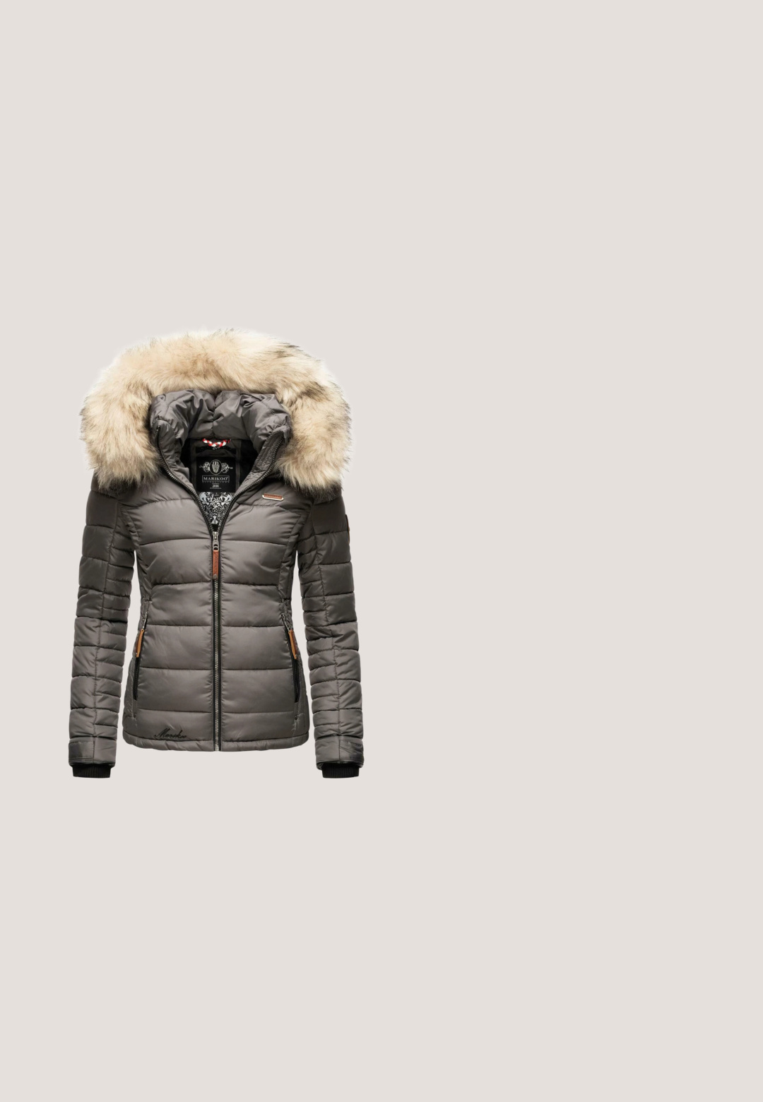 Chaqueta acolchada gris que cuenta con una capucha forrada de piel extraíble, textura acolchada, bolsillos con cremallera y detalles de la marca en el lado izquierdo.; Sudadera de forro polar color crema con cuello alto y cremallera de un cuarto. Presenta una superficie suave y texturizada y un ajuste holgado. Sin cierres visibles.; Overoles negros impermeables con tirantes ajustables rosas, que cuentan con bolsillos con cremallera y secciones inferiores reforzadas para mayor durabilidad.; Botín blanco esponjoso con una suela de goma gris, cordones elásticos y parte superior de tela texturizada. Presenta un lazo de tela con marca y un cuello ajustable.; Gafas de sol delgadas con montura de metal negro, lentes ovalados oscuros y almohadillas nasales ajustables sobre un fondo blanco liso.; Bolsa de tela negra con forma rectangular, correa de hombro ajustable, bolsillo frontal con cremallera y una etiqueta de marca. Textura suave, diseño minimalista.