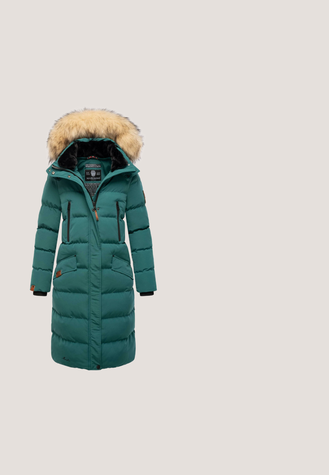 Manteau matelassé teal avec une capuche en fourrure, design matelassé, poches latérales à zip et accents en cuir marron. Longueur intégrale avec fermeture éclair.; Robe pull noire à manches longues avec des accents côtelés de couleur crème au niveau du col et de l'ourlet. Présente des fentes sur les côtés pour faciliter les mouvements.; Bottes noires au-dessus du genou en suede souple, présentant un design ajusté, un bout rond et une semelle en caoutchouc épaisse avec un profil texturé.; VOGUE Eyewear Lunettes de soleil - transparent/mallard green; Sac bandoulière en cuir noir à finition texturée, fermeture zippée et bandoulière ajustable. Présente un logo doré en détail sur le devant.; Boucles d'oreilles en or en forme de cercle avec des accents en émail vert et une rangée de pierres vertes sur un style. Finitions lisses et texturées, surface en métal poli.