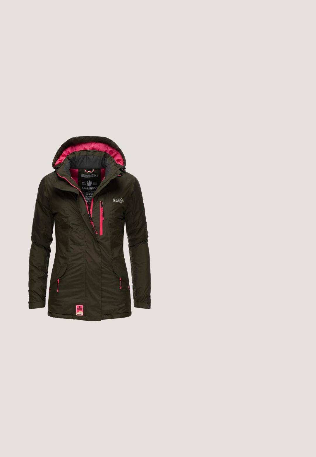 Olivenfarvet polstret jakke med hætte i pink, frontlynlås og flere lynlåslommer. Har logo og justerbare snore.; Grøn- og cremefarvet striped, ribbet langærmet trøje med rund halsudskæring og tætsiddende facon, med kontrasterende strikstruktur.; Olivengrønne bukser med høj talje, stofbælte, to forlommer med lap og tilspidsede ben.; Felmini Støvletter - palm; Lille grøn skuldertaske med tekstureret stof, frontlynlåslomme og justerbar rem med metalspænder.; Sterling sølvring med en rektangulær turkise ædelsten, med en poleret overflade og glat ring. Indeholder "925" mærket for sølvindhold.