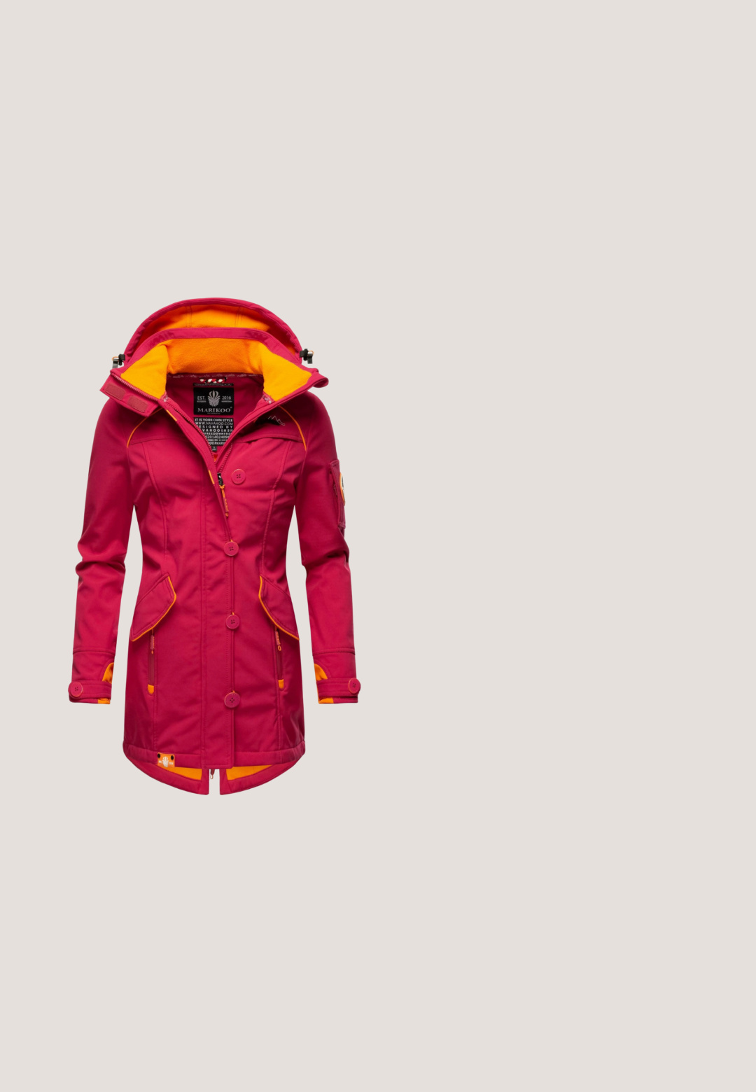 Chaqueta impermeable rosa con acentos naranjas, capucha, botones a presión, bolsillos laterales y un forro cálido. Presenta mangas articuladas y cremalleras.; Sudadera con capucha roja de Marc O'Polo con mangas largas y nombre de la marca en relieve en el pecho, con un ajuste relajado y capucha.; Top ajustado de manga larga roja con un escote redondeado transparente, presentado plano sobre un fondo blanco.; Pantalones deportivos rojos con cintura elástica y cordón, que presentan franjas laterales blancas, un ajuste holgado y una textura de tela suave.; Zapatilla blanca con cordones de cuadros rojos y bordados de fresas rojas en el lateral, mostrada de perfil sobre un fondo neutro.; Bolso bandolera rectangular de cuero rojo con bolsillo delantero y cremallera plateada, con la marca "Trussardi" en letras pequeñas blancas.