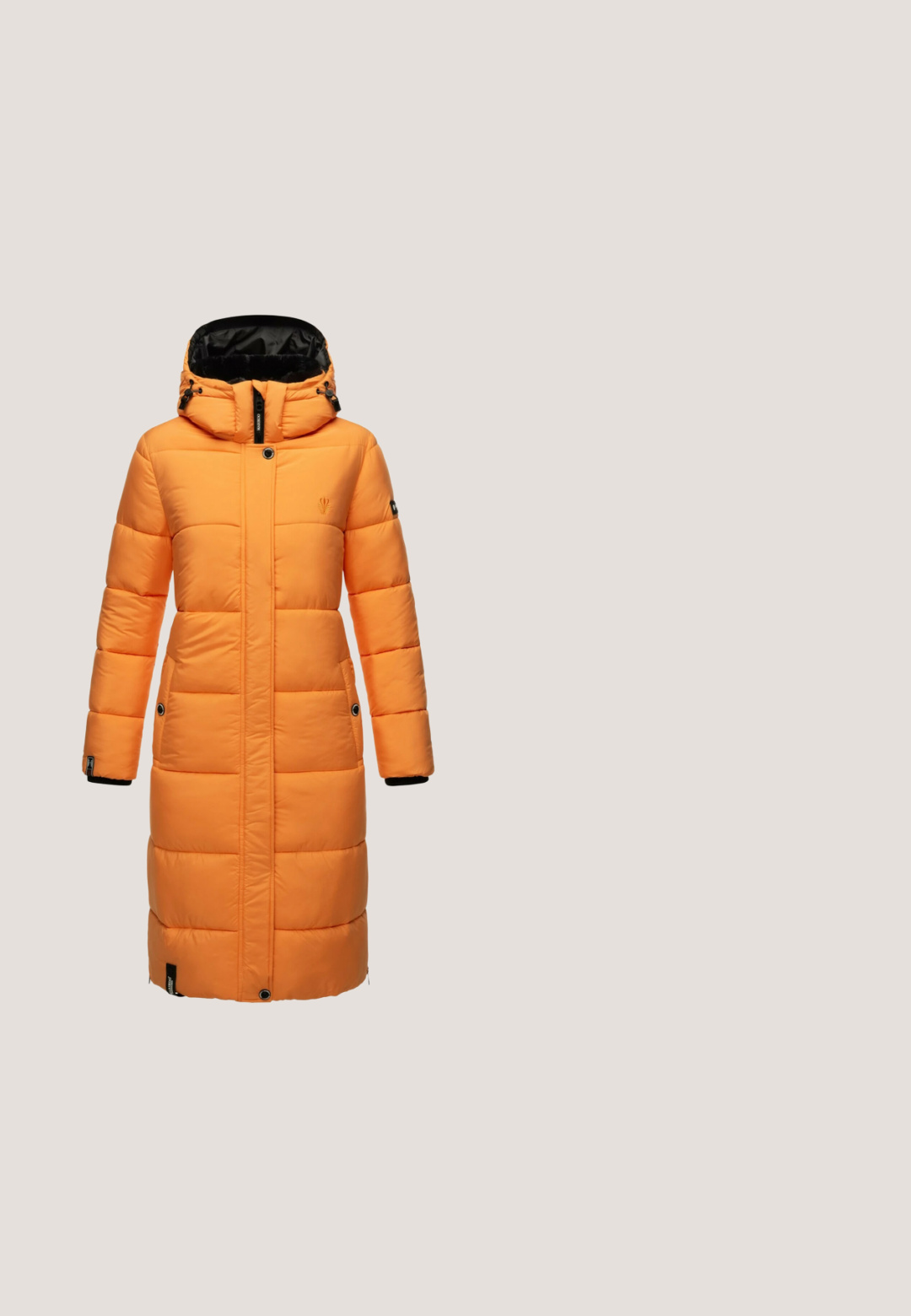 Lang orange polstret vinterjakke med hætte, frontlynlås, trykknapper og sidelommer, designet til koldt vejr.; Turtleneck sweater i lys orange, med ribbet tekstur, sænkede skuldre og en løs pasform med brede manchetter.; camel active Jeans Slim Fit - dark blue used; Brun ruskind højtop sneakers med en struktureret overflade, der har guldfarvet lynlåsdetalje, snørebånd foran og en hvid gummisål.; Kompat lille orange crossbody-taske med frontlynlåslomme, justerbar rem og lille sølvlogo på glat stofoverflade.; Sølvring med bånd, der har skiftevis rækker af hvide og gule ædelsten i et diagonalt mønster, glat overflade og poleret finish.