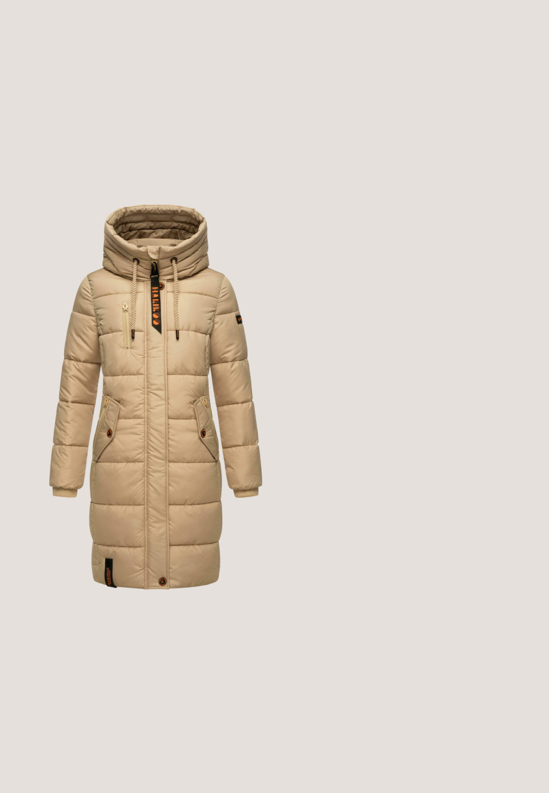 Manteau matelassé beige avec un col montant, poches zippées à l'avant, capuche à cordon de serrage et accents orange contrastants. Présente une texture matelassée et des poignets côtelés.; Hoodie blanc avec une poche kangourou à l'avant et un imprime graphique de deux pêches avec le mot "PEACHES" en texte rose. Matière douce.; T-shirt en coton blanc à manches courtes, avec un graphique de pêche et le texte "TAN TIME BORA BORA" en noir et vert.; Pantalon de survêtement gris avec une taille élastique, un détail de cordon de serrage et un petit logo Nike blanc sur la cuisse gauche. Tissu doux, coupe ample.; Baskets blanches avec accents en daim, dotées d'un embout arrondi, d'un système de laçage, d'un logo en relief et d'une semelle texturée pour l'adhérence.; Sac matelassé beige avec double anses et une bandoulière amovible. Présente une forme rectangulaire, une texture subtile et un logo estampé à l'avant.