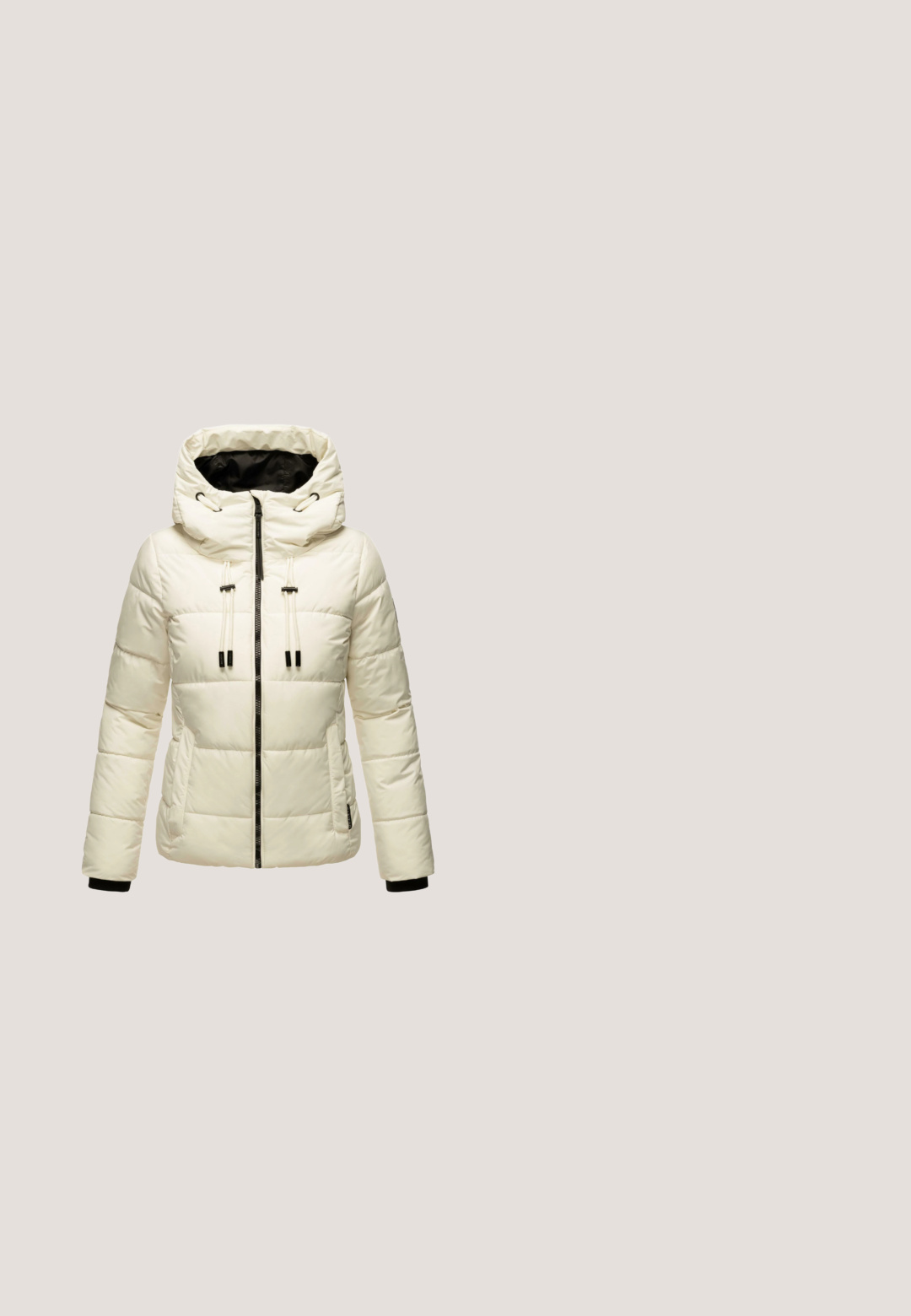 Gewatteerde jas in crème kleur met een capuchon, voorzien van een rits aan de voorkant, trekkoordaccenten en zwarte voering. Soepele textuur met een gevoerd patroon.; Langwerpige cardigan in crèmekleur met navy strepen, met een ronde hals en knoopsluiting. Gemaakt van een zachte breimateriaal met subtiele textuur.; Witte katoenen T-shirt met een rood hartontwerp op de linkerkant van de borst, met "TOM TAILOR" gedrukt onder de afbeelding. Korte mouwen.; Blauwe spijkerbroek met rechte pijpen, vooraan knoop- en ritssluiting en voor- en achterzakken, weergegeven tegen een witte achtergrond.; Beige sneaker met een gestructureerde bovenkant en een witte rubberen zool. Heeft een ronde neus, vetersluiting en een klein achtertabje voor gemakkelijk aan- en uittrekken.; Olijfgroene schoudertas van leer en canvas, rechthoekige vorm, lange verstelbare schouderriem en contrasterende stikdetails.