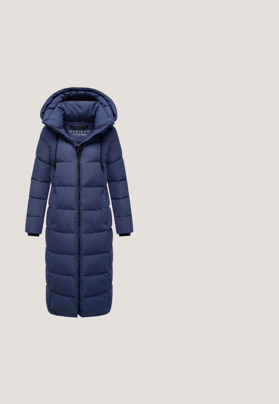 Manteau long en duvet bleu marine avec capuche, fermeture éclair à l'avant et design rembourré. Doté de poignets élastiques et d'un léger éclat sur le tissu.; Pull bleu en V en tissu tricoté doux. Il a des manches longues et un ourlet côtelé. Design simple sans motifs ou accents supplémentaires.; Chemise bleue à manches longues avec fines rayures blanches verticales, col pointu blanc, poignets blancs et fermeture à boutons sur le devant.; Pantalon bleu marine taille haute à jambes larges, avec passants de ceinture, bouton à l'avant et fermeture éclair.; Baskets en cuir bleu clair avec une texture lisse, dotées d'un bout arrondi, de rayures latérales superposées et d'une semelle en caoutchouc épaisse et texturée.; Sac cabas matelassé bleu clair avec larges poignées rembourrées et poche avant, présenté sur un fond blanc.