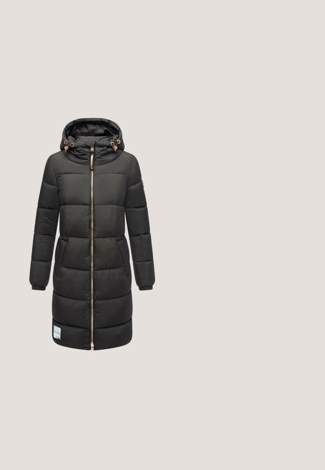 Schwarze Daunenjacke mit Kapuze, frontalem Reißverschluss, elastischen Bündchen und Seiten Taschen. Horizontales Steppdesign mit glatter Textur.; Hellgrauer, langärmeliger Rollkragenpullover mit figurbetontem Schnitt und glattem, feinem Strickstoff.; Schwarze Slim-Fit-Jeans mit fünf Taschen, Knopfverschluss und Gürtelschlaufen, flach auf weißem Hintergrund dargestellt.; Schwarzer kniehoher Stiefel aus glattem Leder mit rundem Zehenbereich und flacher Sohle. Verfügt über ein schlichtes Design mit einer Zuglasche oben.; Schwarze Lederhandtasche mit strukturiertem Finish, ausgestattet mit einem Reißverschluss, oberen Griffen und einem goldenen Akzentdetail am Reißverschluss-Zipper.; Silberne Creolenohrringe mit einem geflochtenen Design, das polierte und strukturierte Elemente zeigt, in runder Form mit sicherem Verschluss.