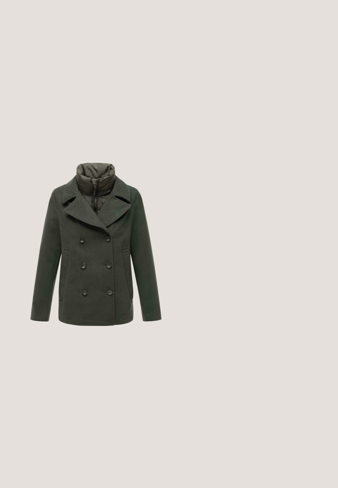 Mørkegrøn dobbeltbrystet frakke med brede slag, polstret krave, to frontlommer og sorte knapper. Blødt stof med en glat tekstur.; Culture CUANNEMARIE LOOSE ROLL-NECK - Striktrøje - olive night melange; Grøn strikket kjole med lange ærmer, rund halsudskæring og ribbede manchetter. Har et lille logo-mærke nær kanten.; Grøn ruskinds-sneaker med en struktureret sort mesh-panel, der har en side lynlås, hvid mellemsole og mørk gummisål.; Olivengrøn crossbody taske med frontlomme med lynlås og en slank skulderrem i matchende farve.; Guldøreringe med grønne, stribede kløverformede indlæg og sommerfuglelukninger på en hvid baggrund.
