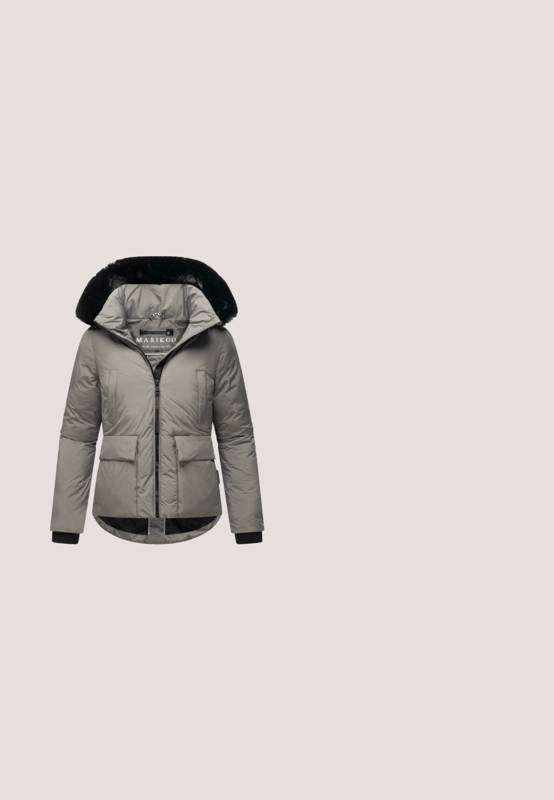 Marikoo MORINAA XVI - Veste d'hiver - grey; Pull cropped gris avec un col montant, une fermeture éclair et des épaules tombantes. Fabriqué en tissu tricoté, avec une finition texturée.; Pull à col roulé gris en tissu doux et extensible. Doté de manches longues et d'une coupe ajustée, il est idéal pour le superposition ou à porter seul.; Pantalon en maille gris foncé à jambes larges avec une texture chinée et une ceinture élastique, présenté sur fond blanc.; Bottes chelsea en suède gris avec doublure douce, semelle en caoutchouc plate et tirette. Présente des détails de coutures et une texture lisse.; Sac cabas épaule en cuir souple gris avec une large bandoulière et un simple détail de couture courant verticalement au centre devant.