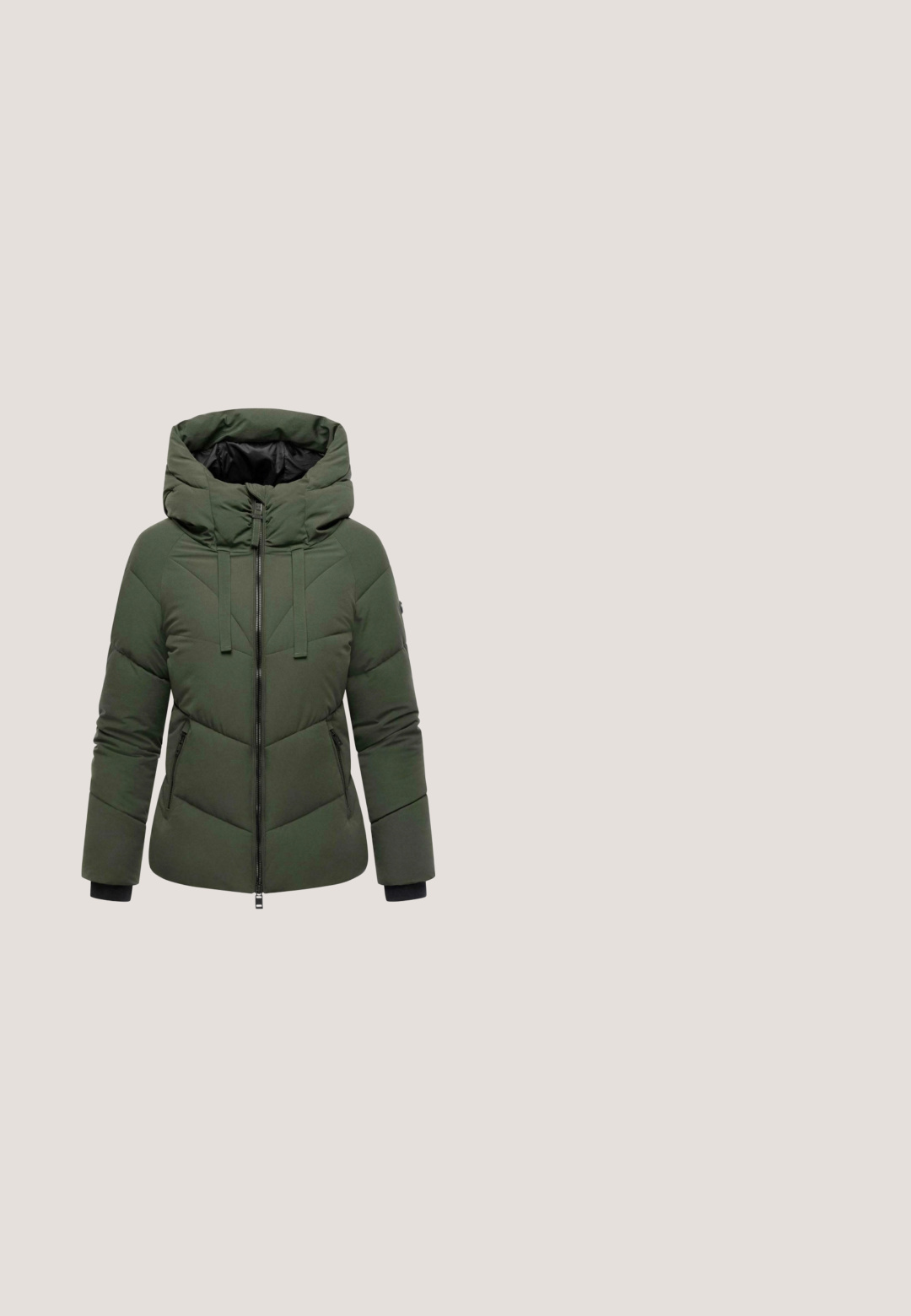 Veste matelassée verte avec capuche, fermeture éclair à l'avant, rembourrage et couture diagonale. Les poignets sont noirs, ajoutant un détail de contraste de couleur.; T-shirt à manches courtes avec de larges rayures horizontales vertes et blanc cassé, et un col rond.; Pantalon évasé couleur sarcelle en velours doux, doté d'une taille haute et d'une texture lisse, se rétrécissant vers l'ourlet avec de légères ouvertures.; Sneaker basse avec imprimé léopard beige et marron, lacets beiges et semelle en caoutchouc naturel.; Petit sac à main rectangulaire blanc avec une bandoulière tressée orange et blanche, décorée de perles rouges et vertes sur le côté gauche.; Collier délicat en or avec des accents de petites perles rouges réparties uniformément et un fermoir à homard.